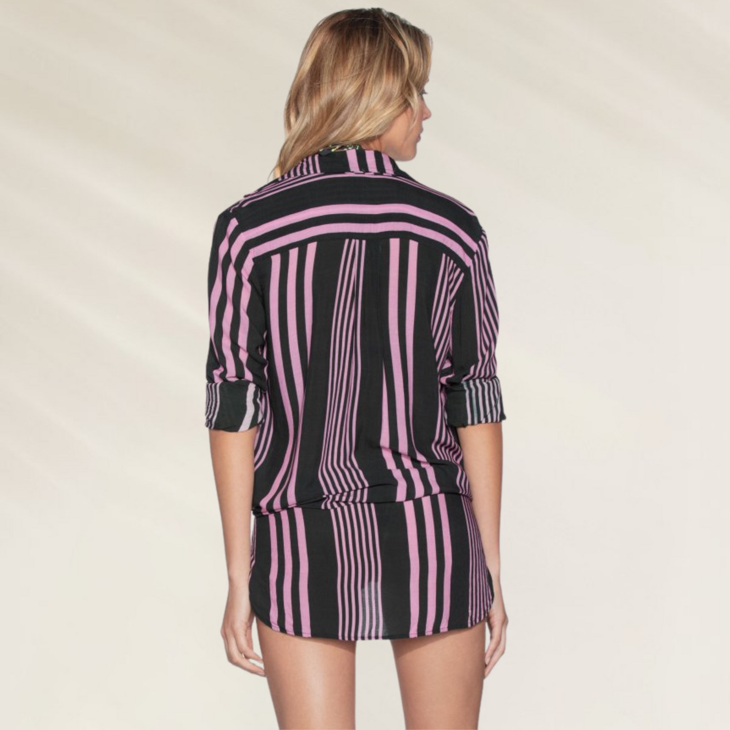 Camisa Listrada Estilo Oversized Maaji em rosa e preto com mangas dobradas e detalhe listrado nas costas