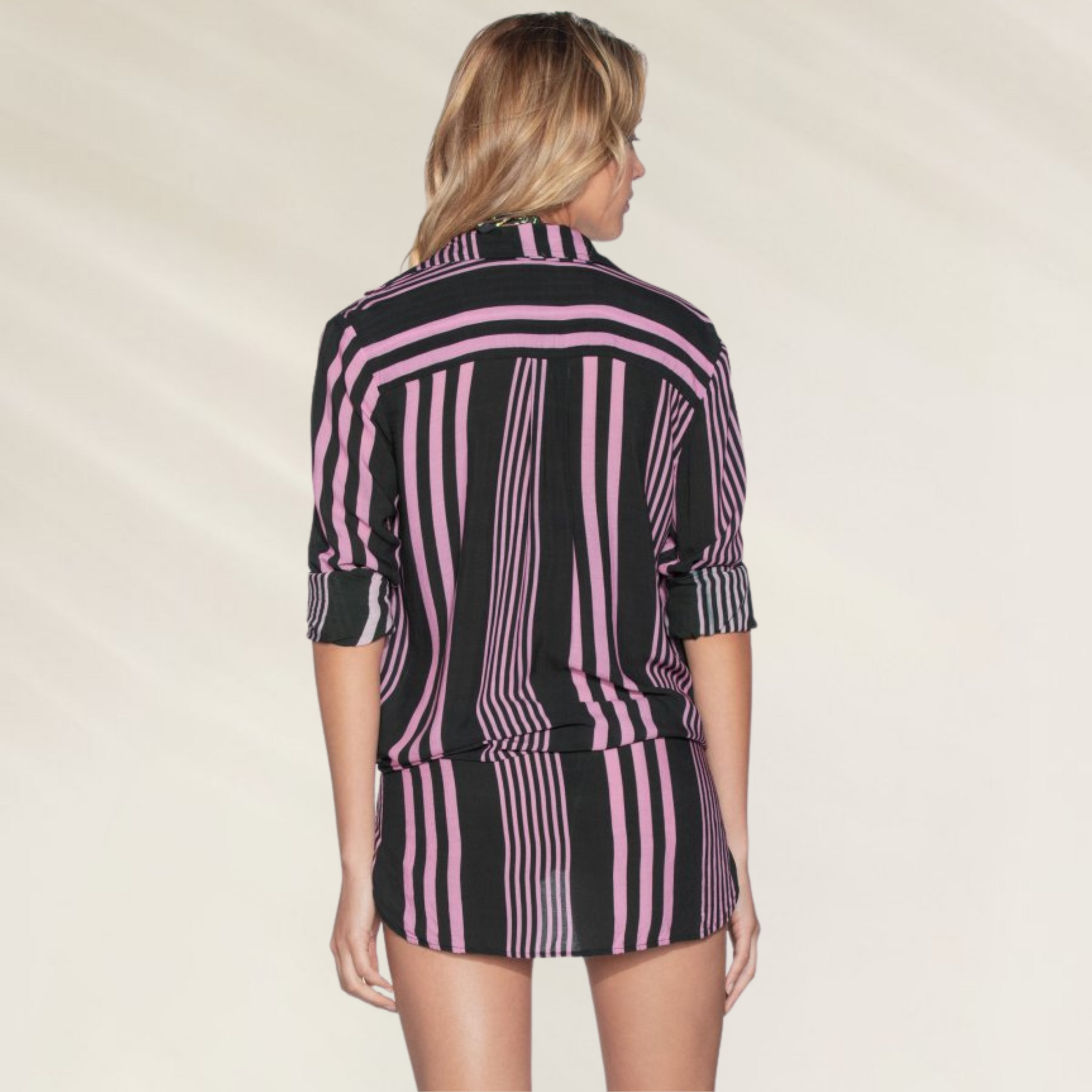 Camisa Listrada Estilo Oversized Maaji em rosa e preto com mangas dobradas e detalhe listrado nas costas