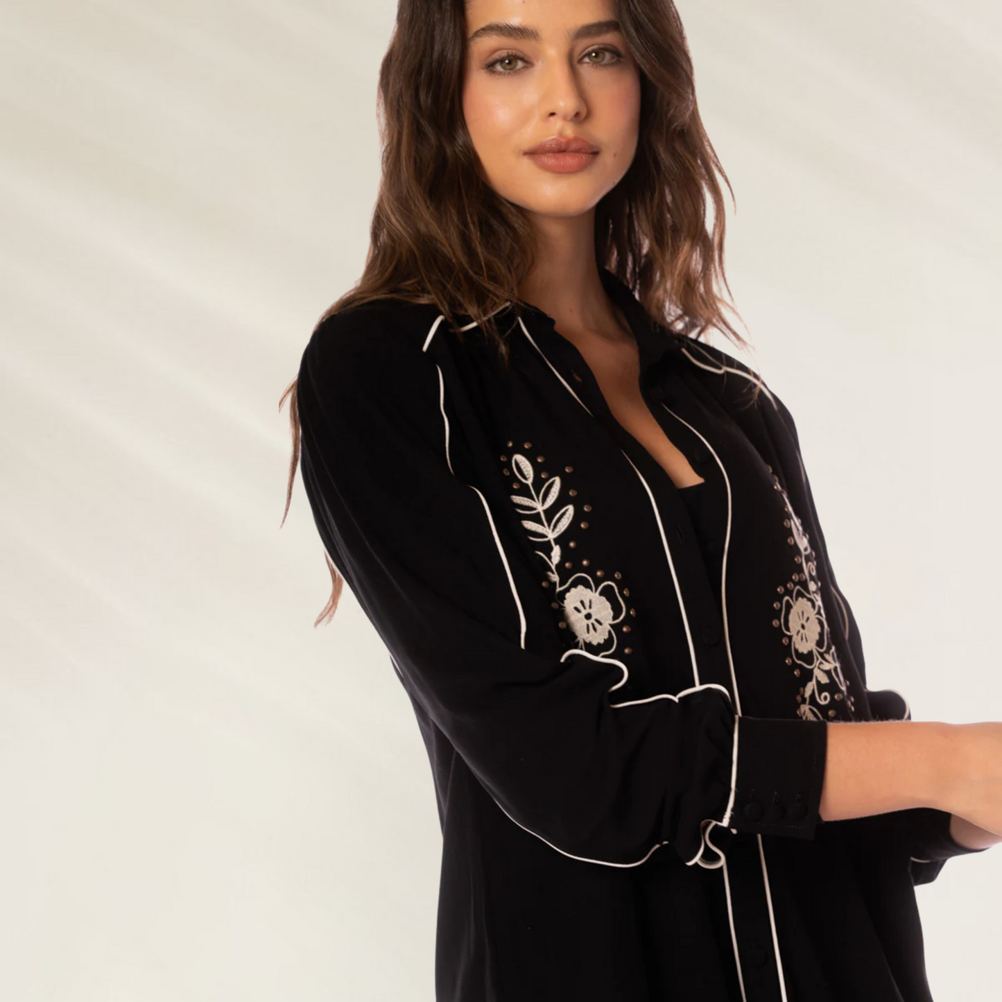 Camisa Longa Juicy Midnight Shadow da Maaji preta com bordados florais brancos e detalhes delicados