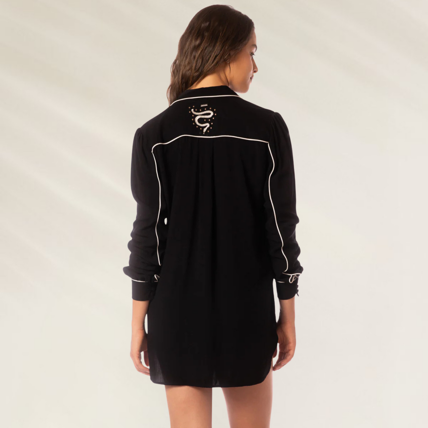 Camisa Longa Juicy Midnight Shadow da Maaji preta com detalhe de cobra nas costas e acabamento branco