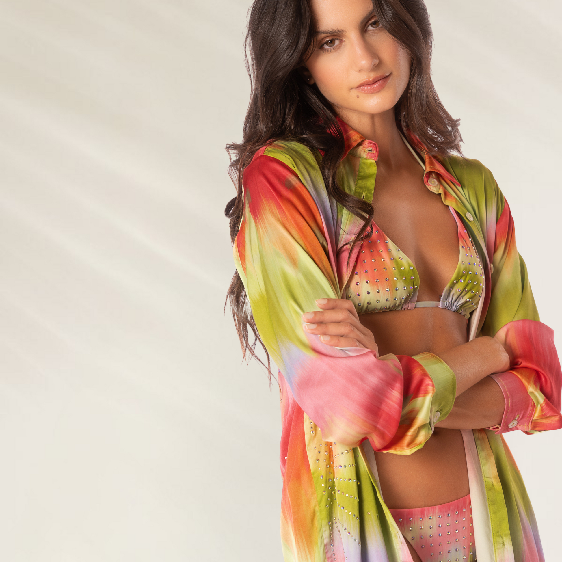 Modelo vestindo a camisa longa Maaji Lime Ombre Shibori colorida com mangas longas e estampa vibrante