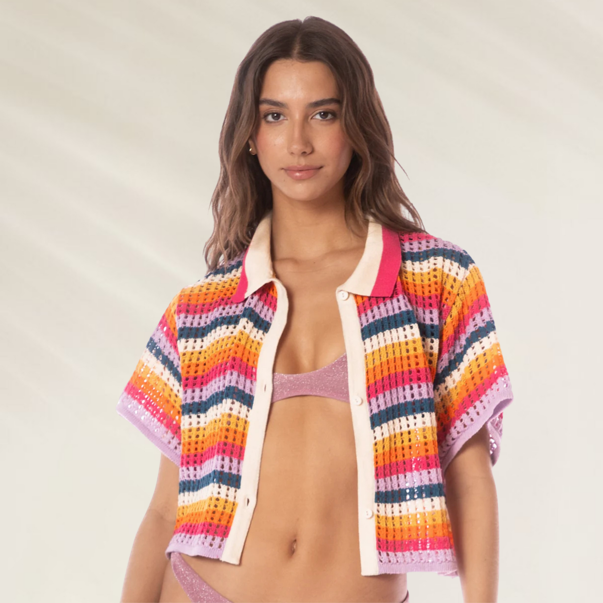 Camisa Lyne Cropped Maaji com estampa colorida em estilo retrô para um look de verão descontraído
