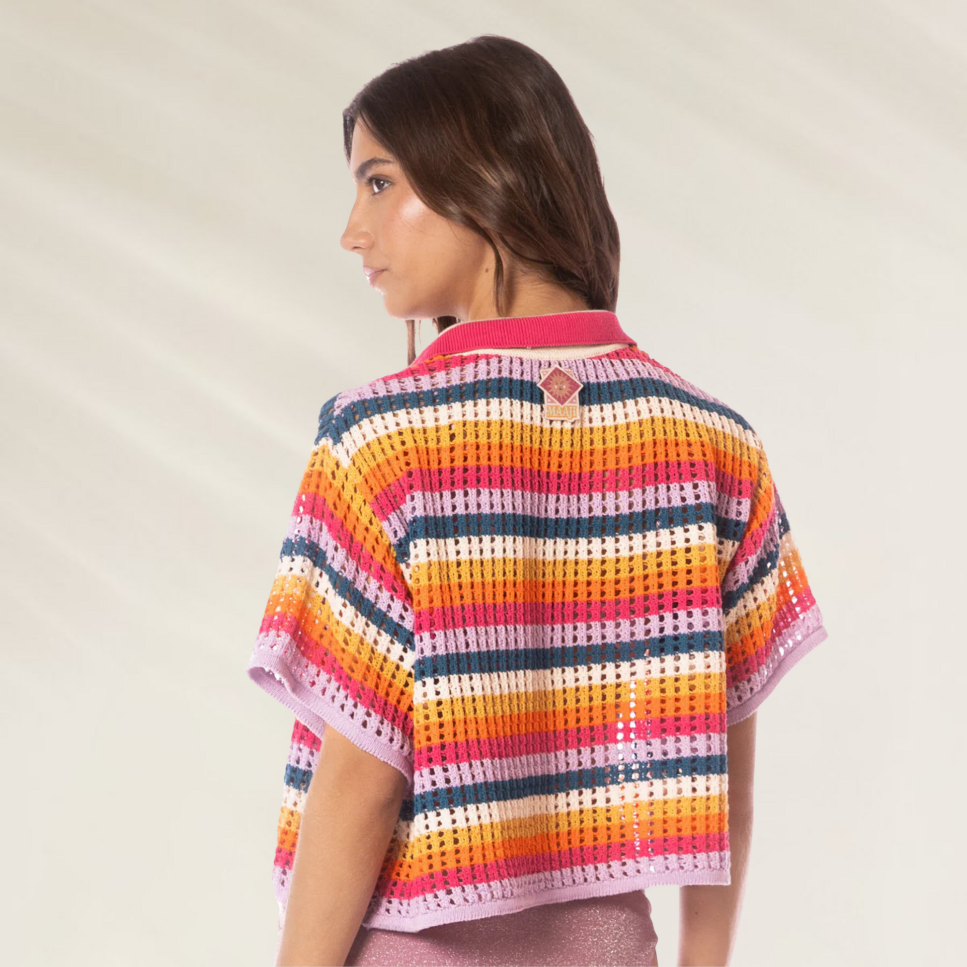 Camisa Lyne Cropped Maaji com design colorido e detalhes em listras para um estilo retrocool no verão