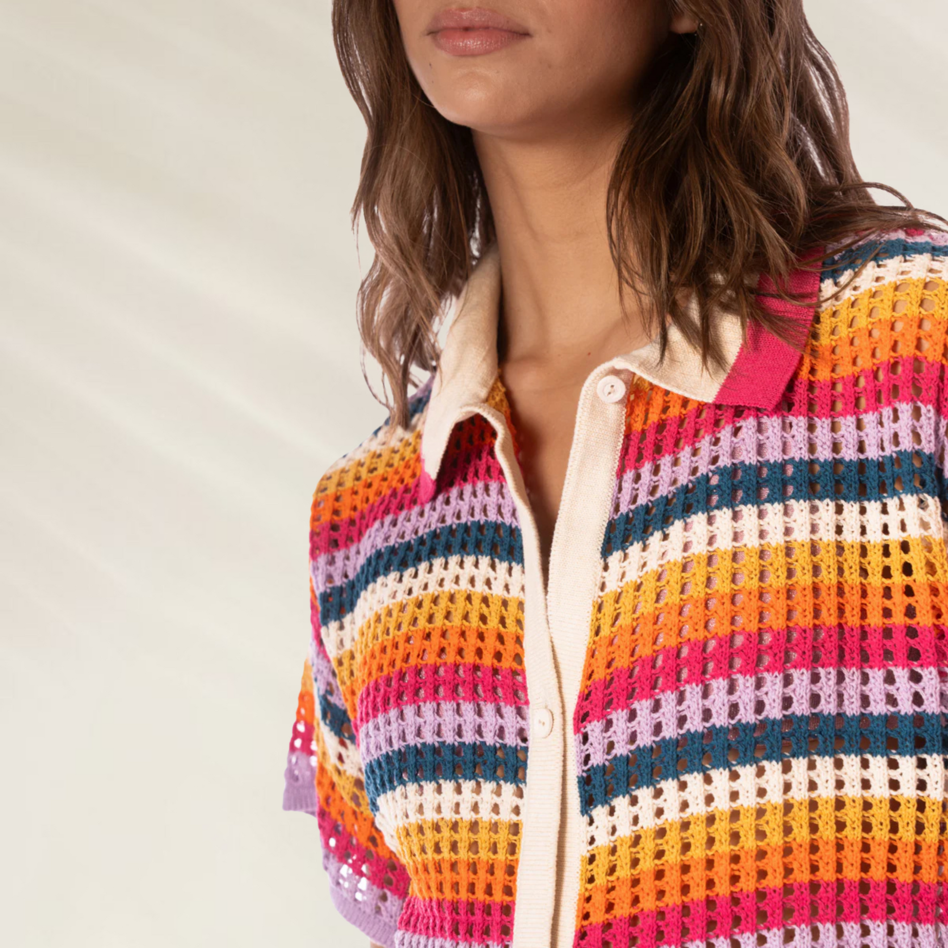 Camisa Lyne Cropped Maaji com listras coloridas, perfeita para um look retrocool no verão