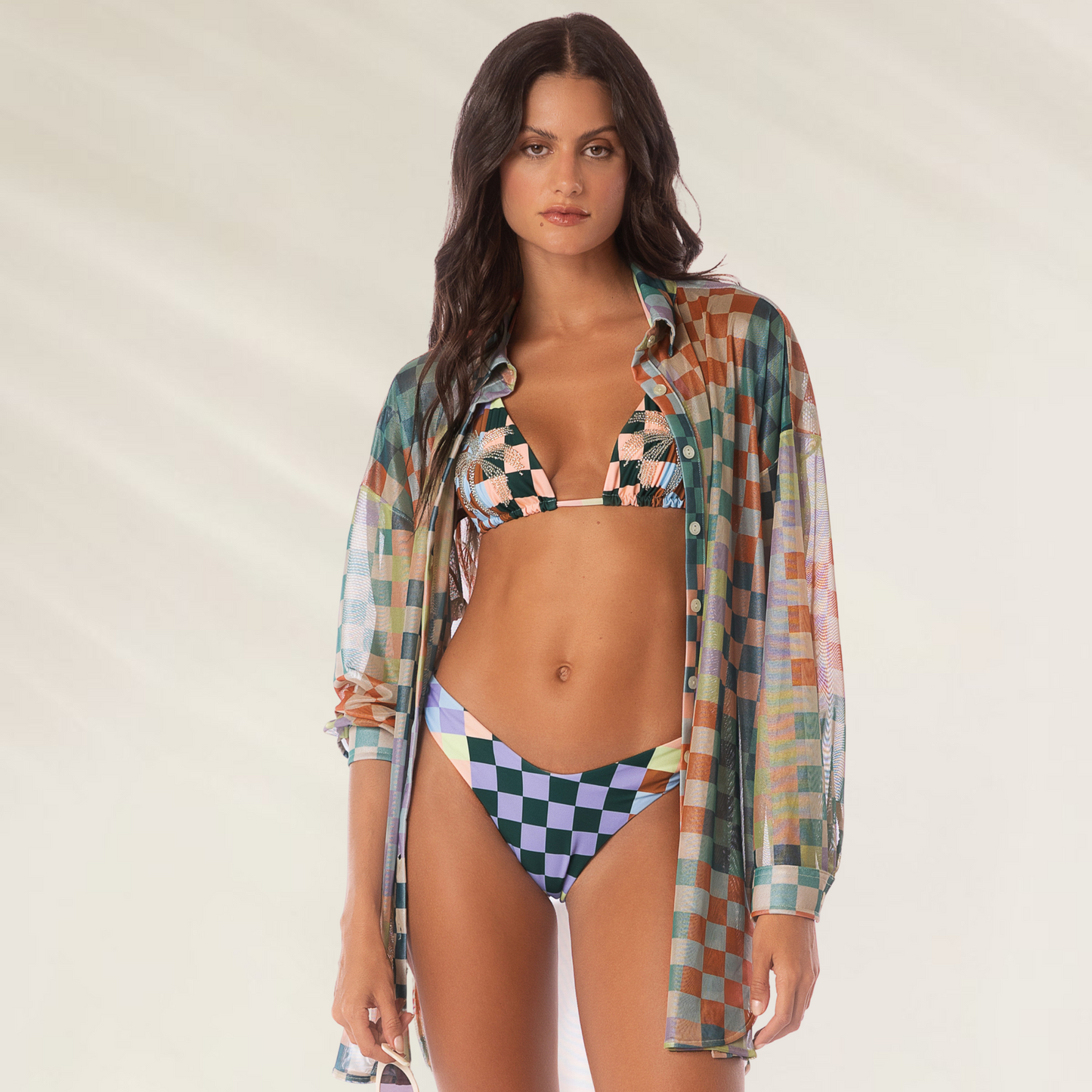 Camisa Maaji Chess Manele em estampa xadrez com modelagem leve e descontraida para o verão