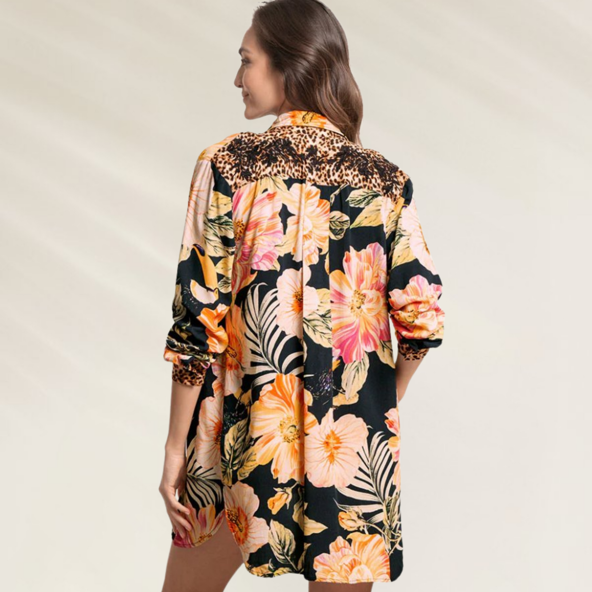 Camiseiro Maaji tropical estampado com flores vibrantes e detalhes em animal print na parte de trás