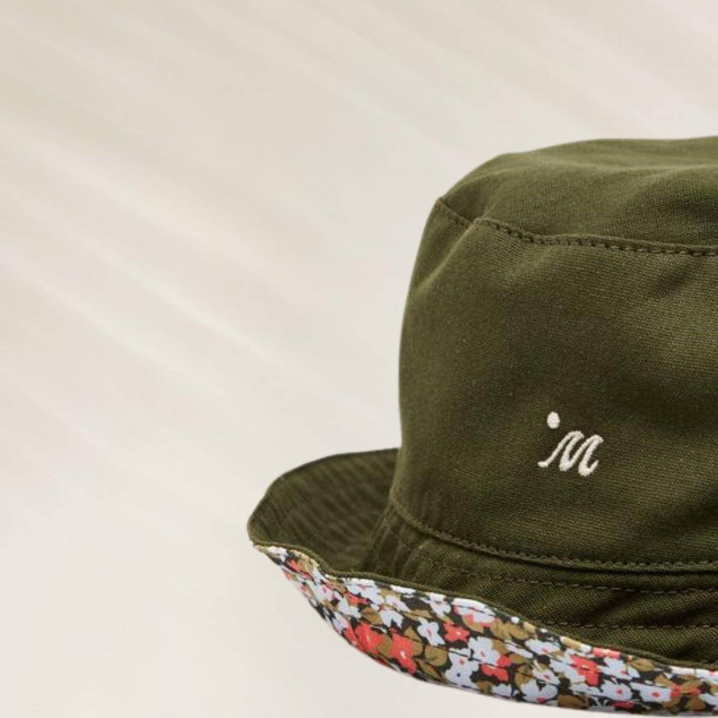 Chapéu Reversível Maaji com Dupla Face em verde e estampa floral colorida para proteção solar