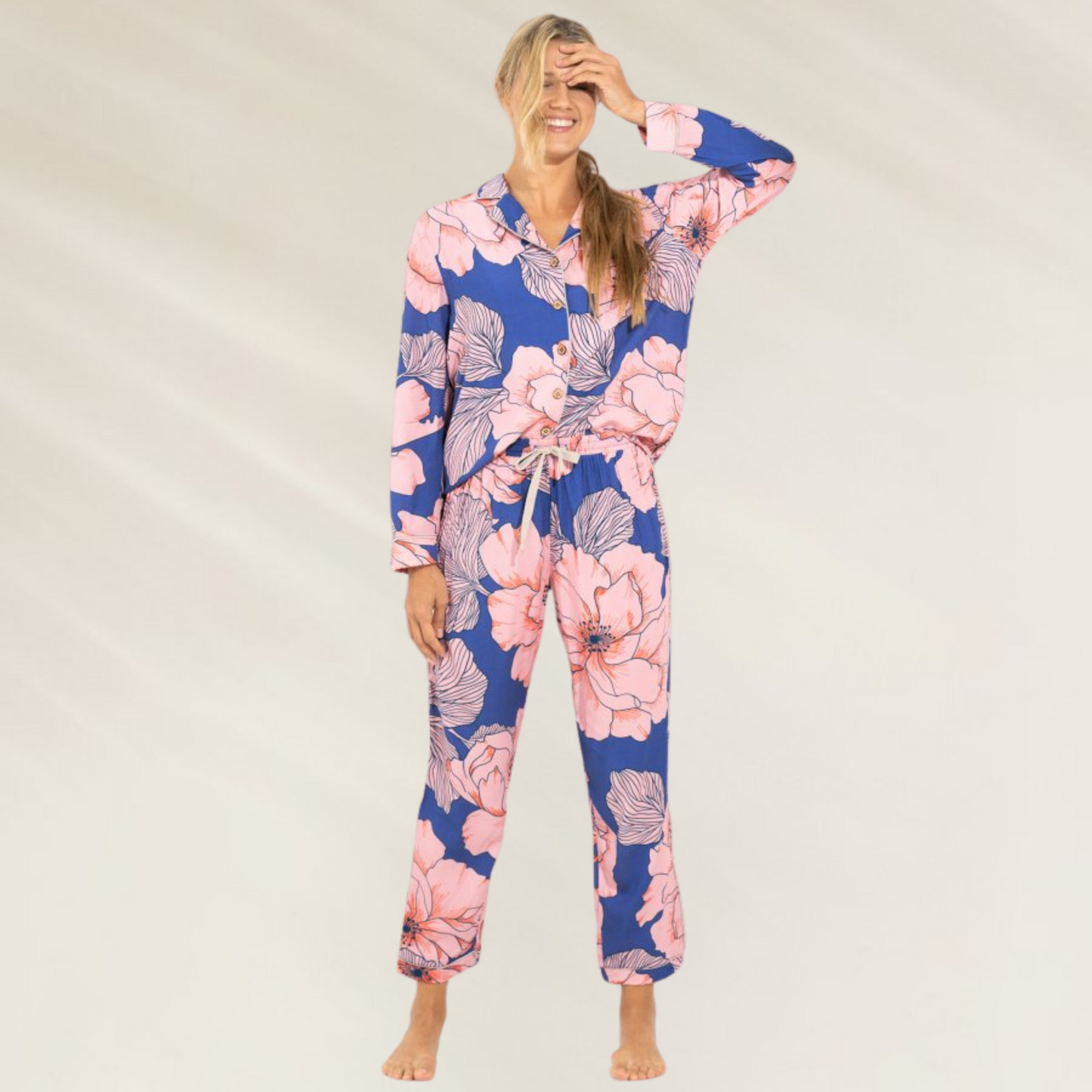 Conjunto de Pijama Feminino com Estampa Floral – Maaji em fundo azul com flores rosa, ideal para noites confortáveis.