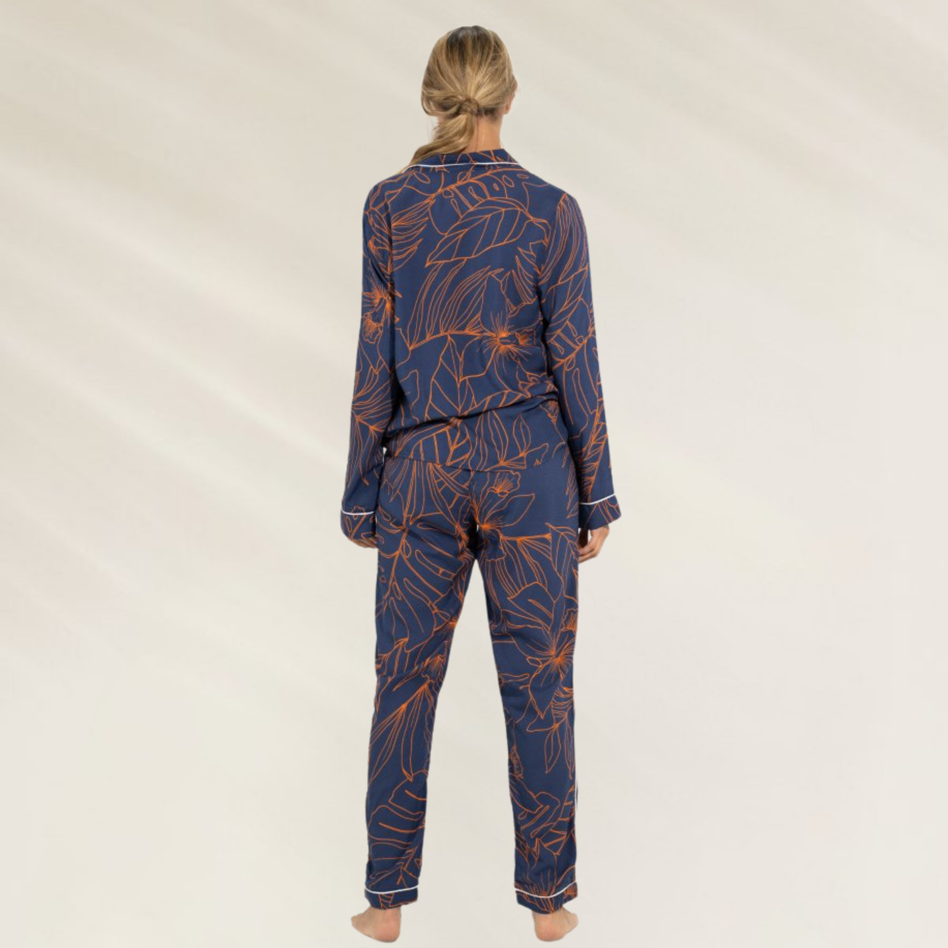 Conjunto de Pijama Feminino Longo com Camisa – Maaji, estampa floral em tons de azul e laranja