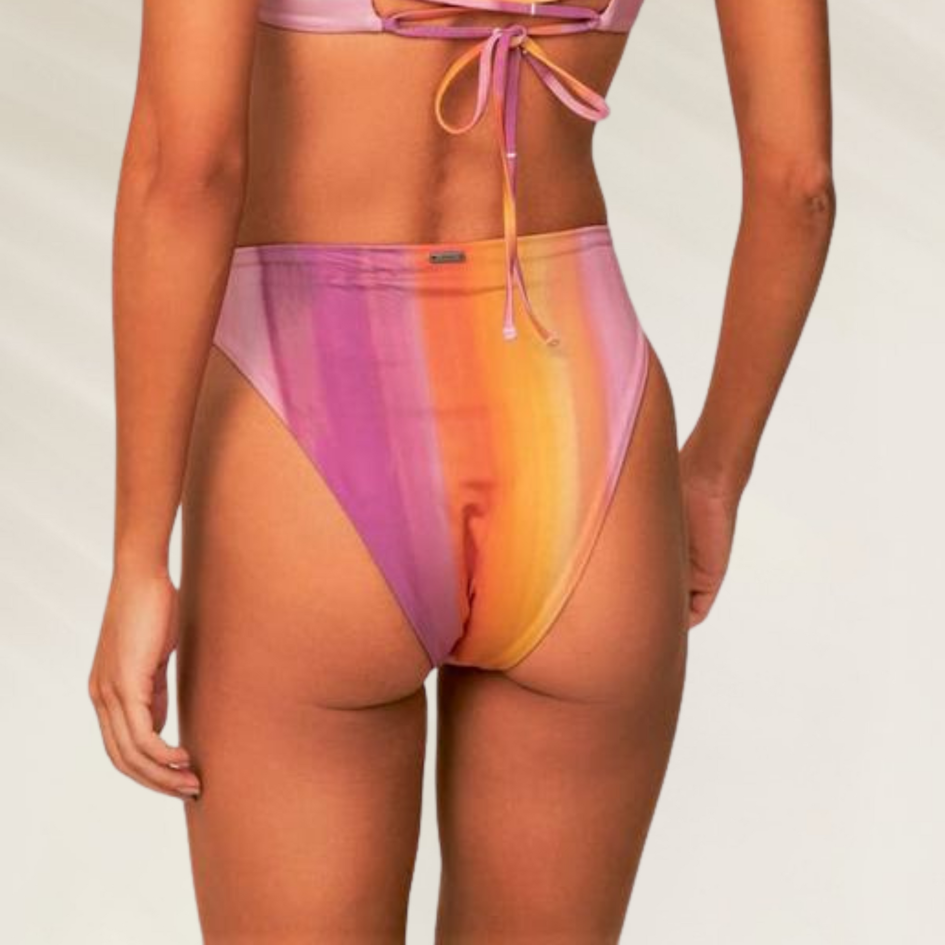 Cueca Alta de corte médio Reversível Maaji em tons de rosa e laranja para um visual vibrante na praia