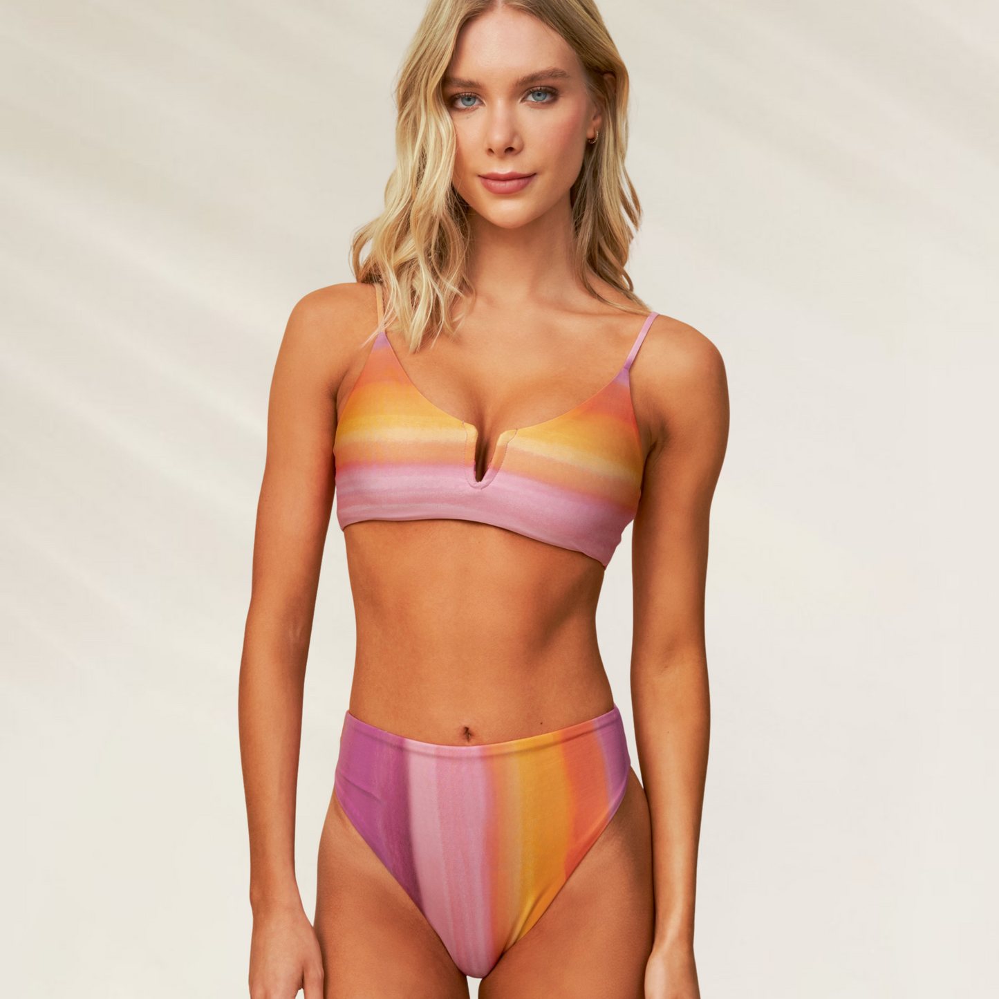Modelo usando a Cueca Alta de corte médio Reversível Maaji com estampa colorida e design moderno