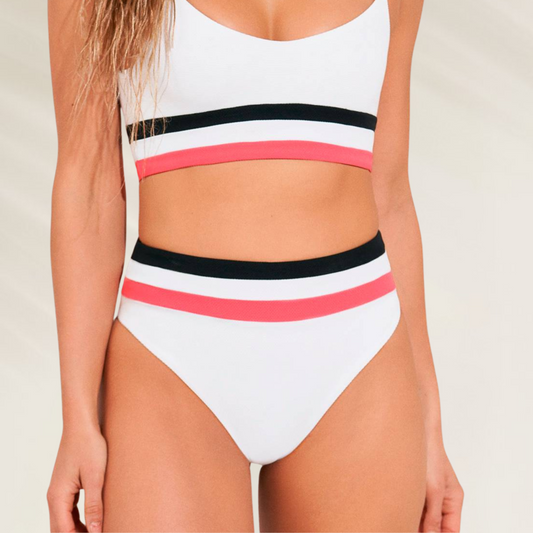 Cueca Alta Reversível Corte Latino Maaji em branco com cós listrado preto e rosa, modelagem alta e confortável