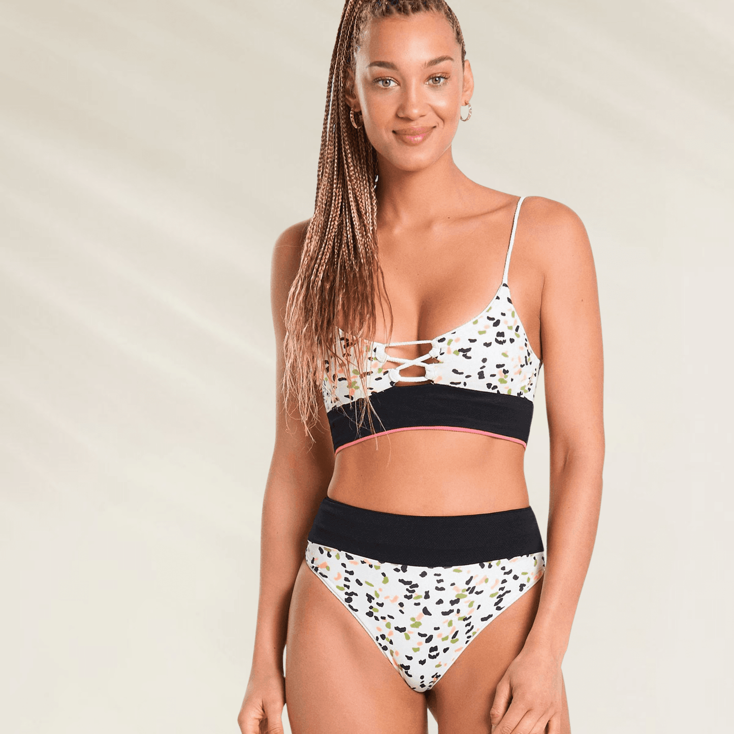 Cueca Alta Reversível Corte Latino Maaji em estampa multicolorida com cós largo preto modelo usando conjunto de biquíni