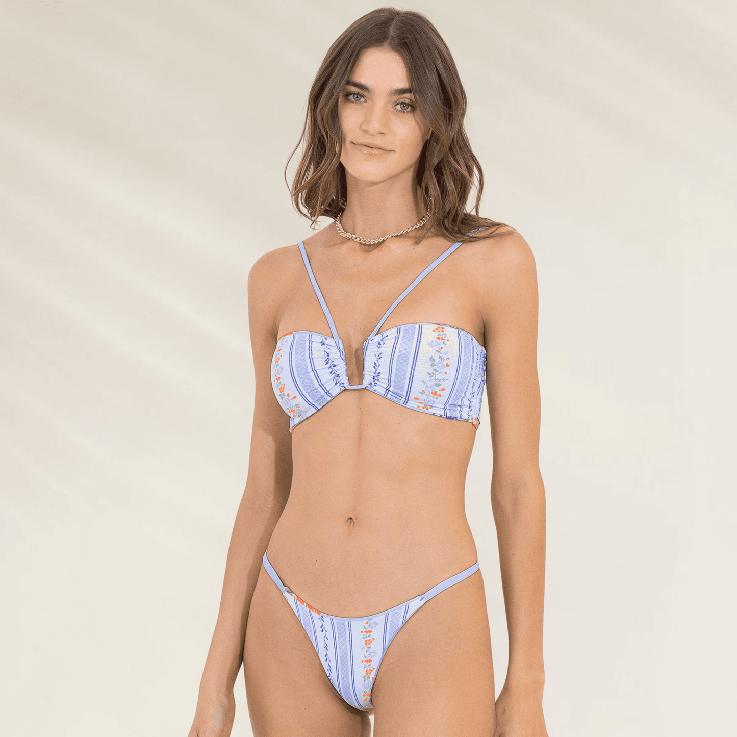 Cueca Asa Delta Reversível Maaji em estampa azul clara com detalhes florais femininos