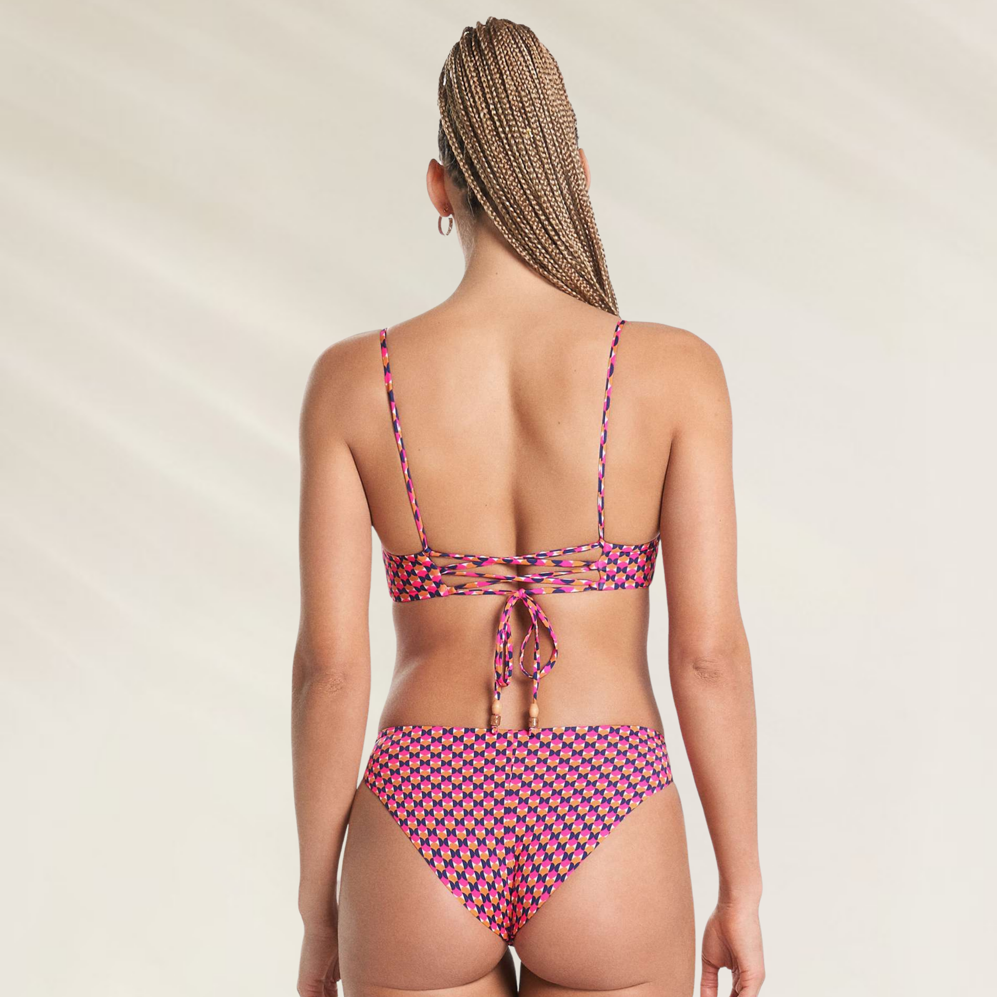 Cueca de Corte Médio Reversível Maaji em Padrão Geométrico rosa e preto vista de costas em modelo feminina
