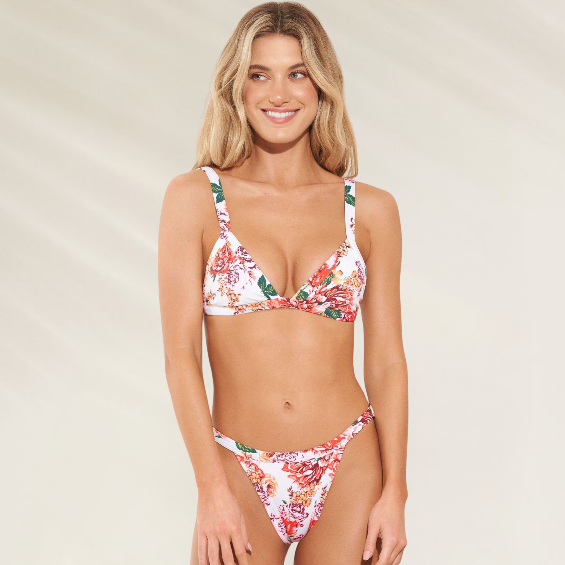 Mulher usando cueca de biquini Cueca Latina Reversível Floral Maaji com estampa floral colorida