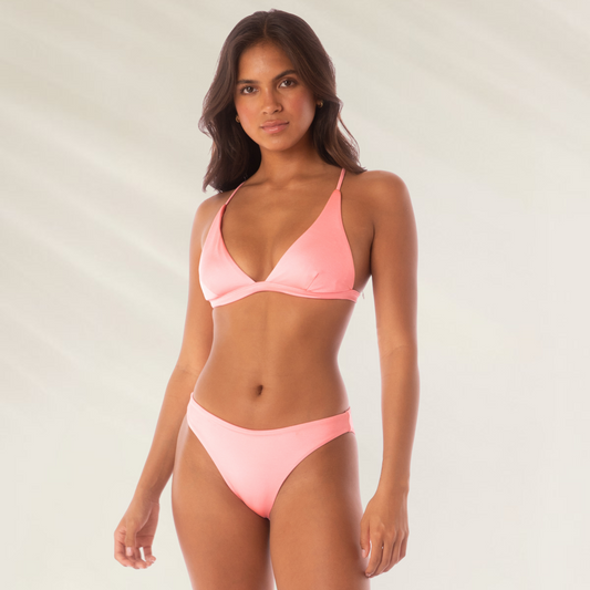 Cueca Maaji reversivel na cor rosa, destacando design elegante e confortável para praia e piscina