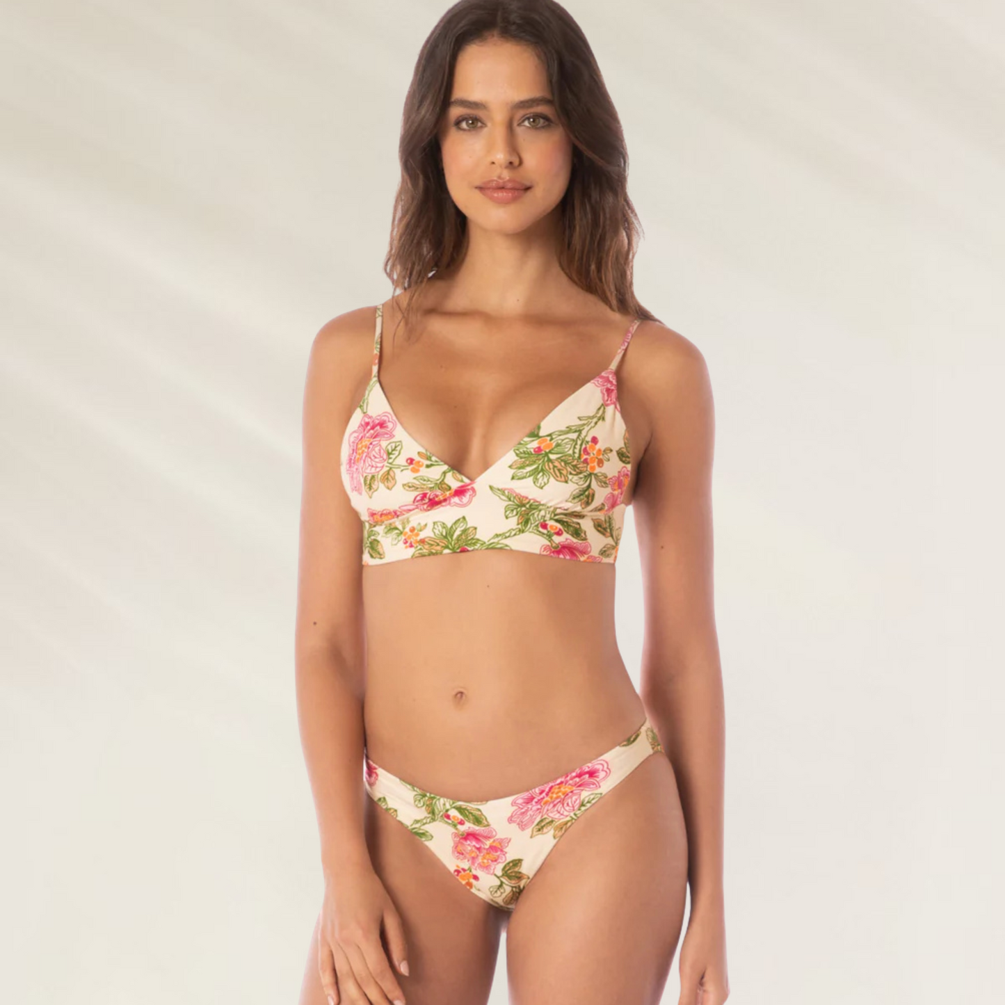 Modelo usando cueca de biquini floral feminina Cueca Maaji Reversível Sublimity – Elegância clássica com toque tropical