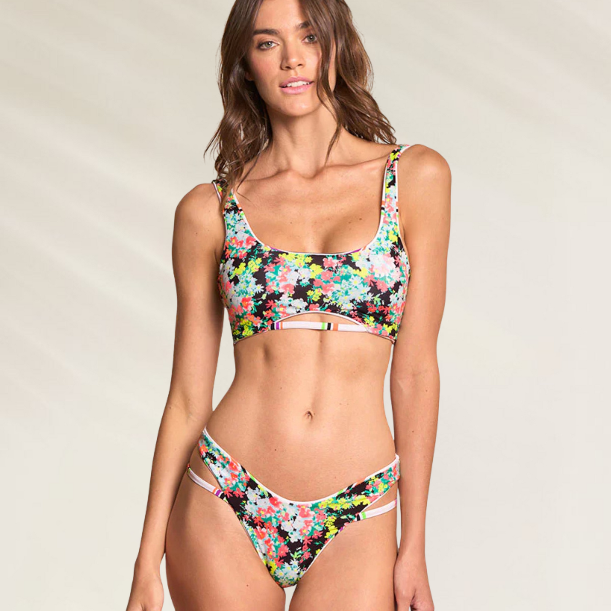 Cueca Média Reversível Maaji estampada floral com tiras laterais finas em modelo feminino