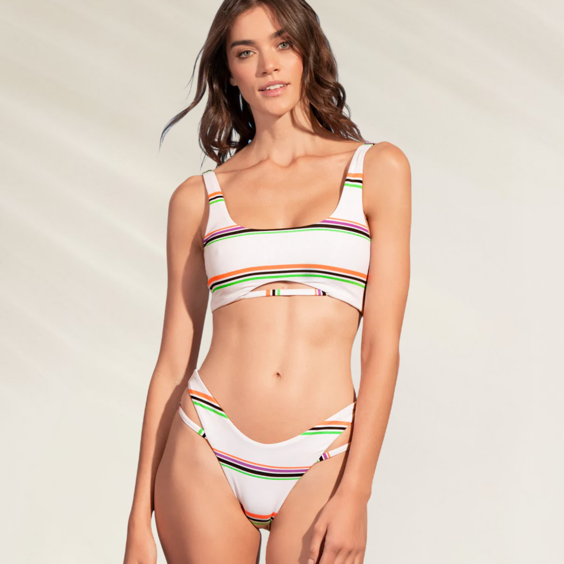 Cueca Média Reversível Maaji branca com listras coloridas usada por modelo feminina
