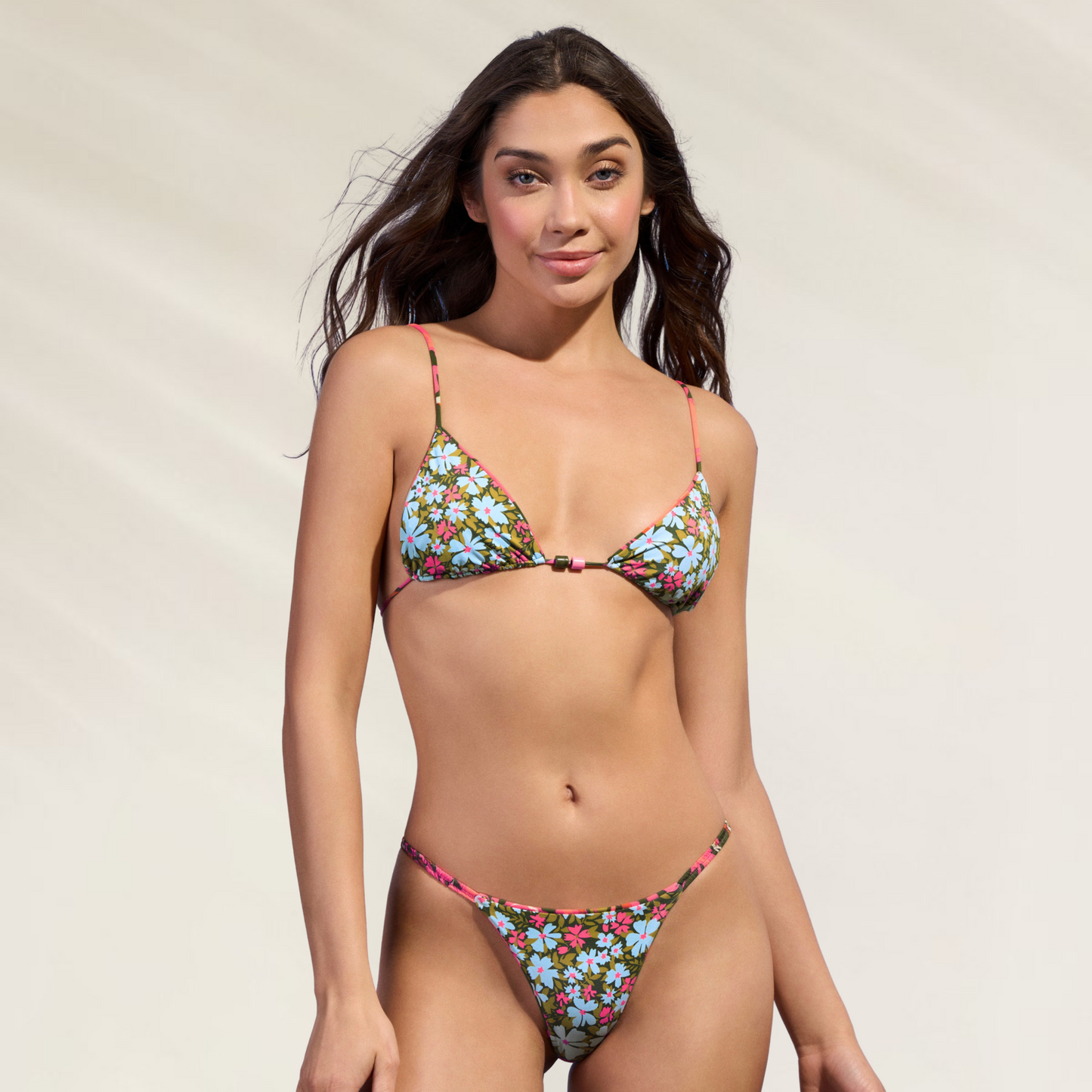 Mulher usando cueca de biquini floral com design reversível Cueca Reversível com Corte Latino Maaji