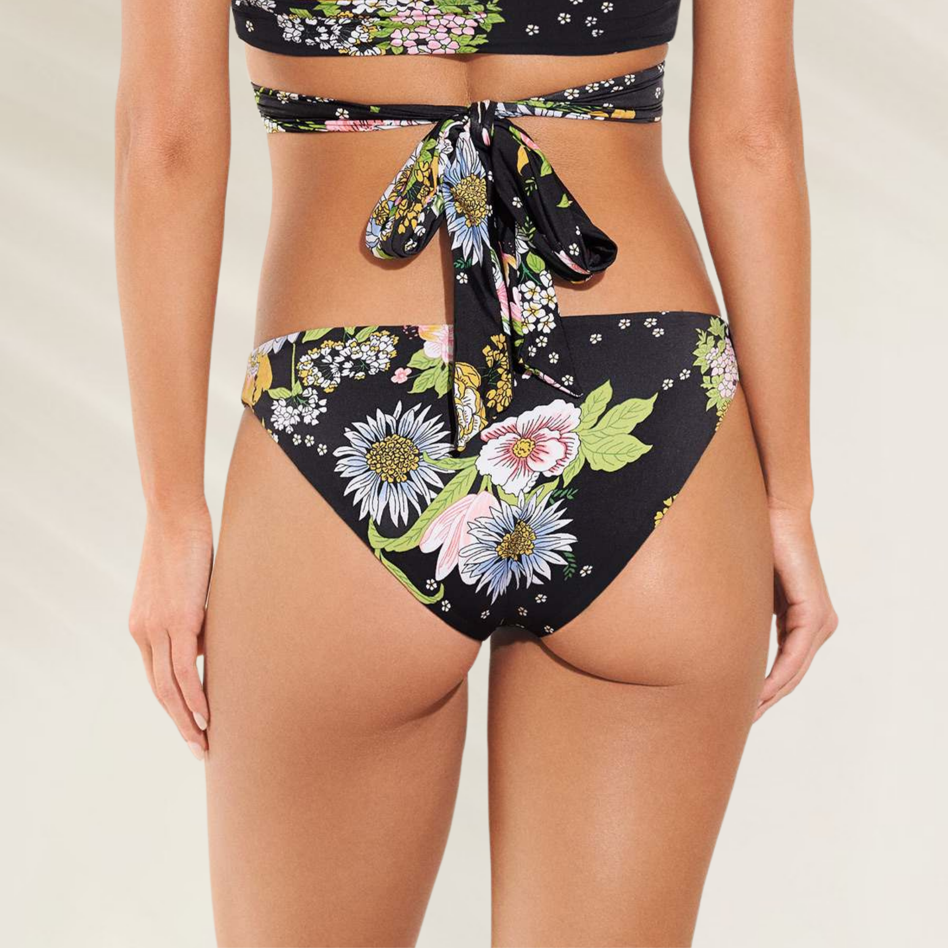 Cueca Reversível Corte Médio Maaji com estampa floral colorida em fundo preto para biquíni