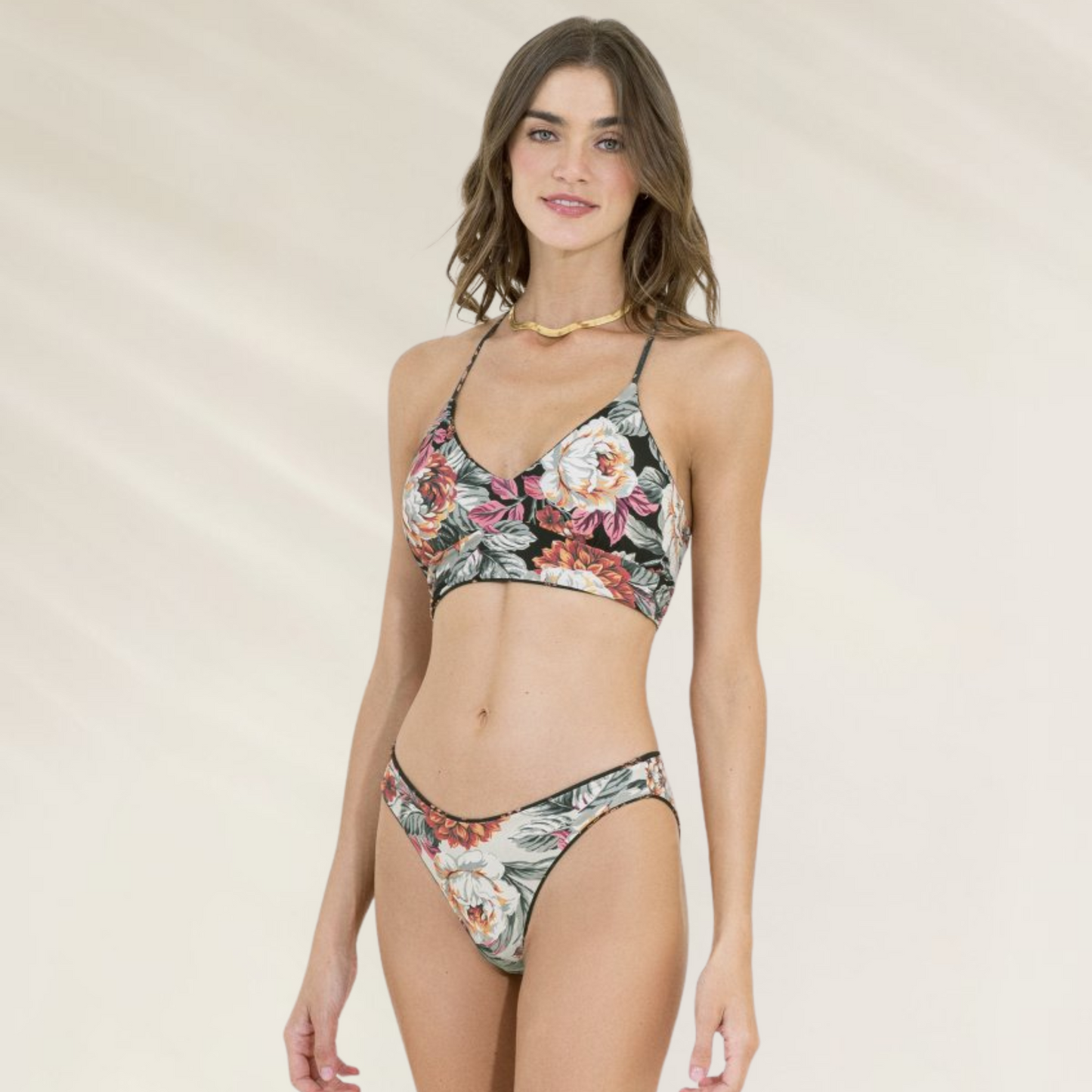 Modelo usando Cueca Reversível Corte médio Maaji com estampa floral vibrante e confortável