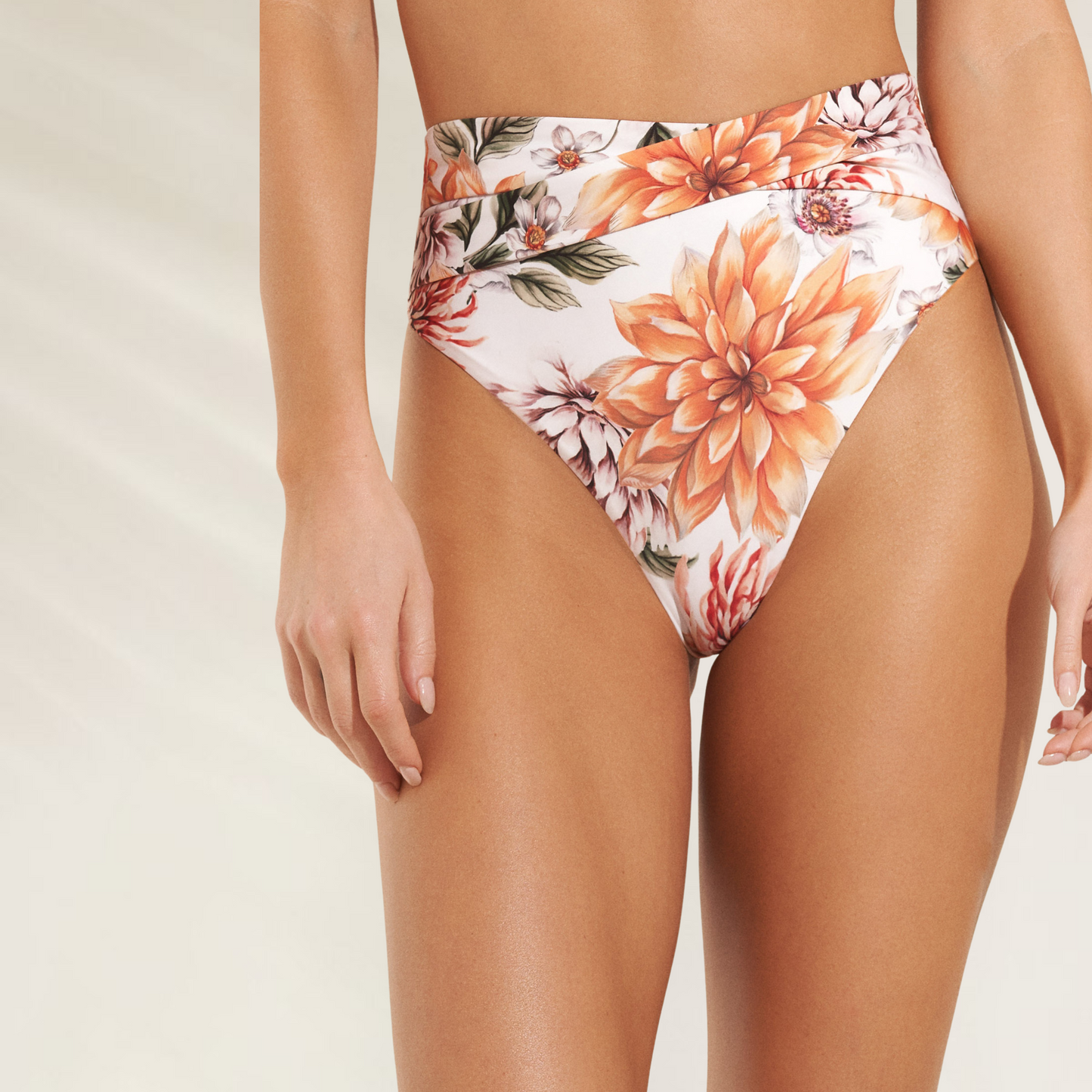 Cueca Reversível de Cintura Alta Maaji com estampa floral em tons de laranja e bege