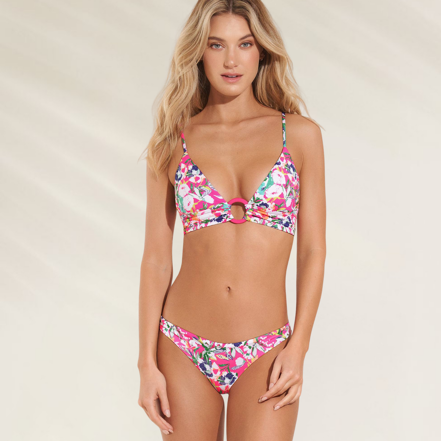 Mulher usando cueca reversível de corte intermédio Maaji com estampa floral colorida