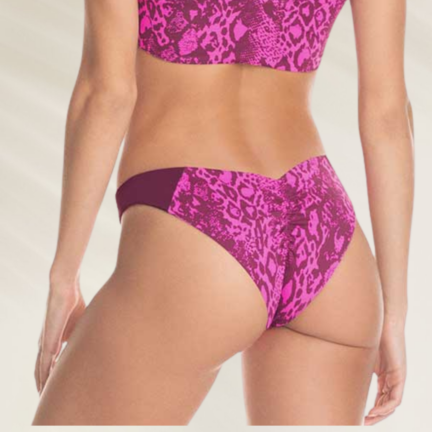 Cueca Reversível de corte médio Maaji em estampa animal print rosa com detalhe vinho