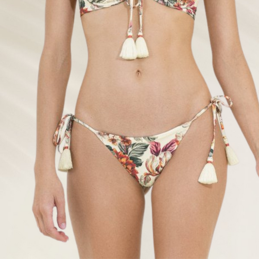 Modelo usando camisa oversized estampada em fundo escuro com design de animais e notas musicais