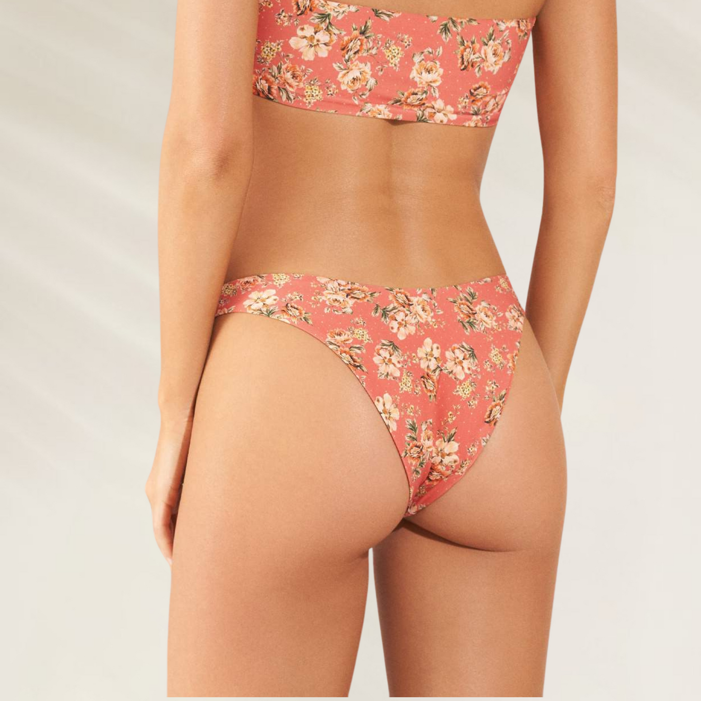 Cueca Reversível Maaji – Corte Latino com Estilo Tropical com estampa floral em tom coral