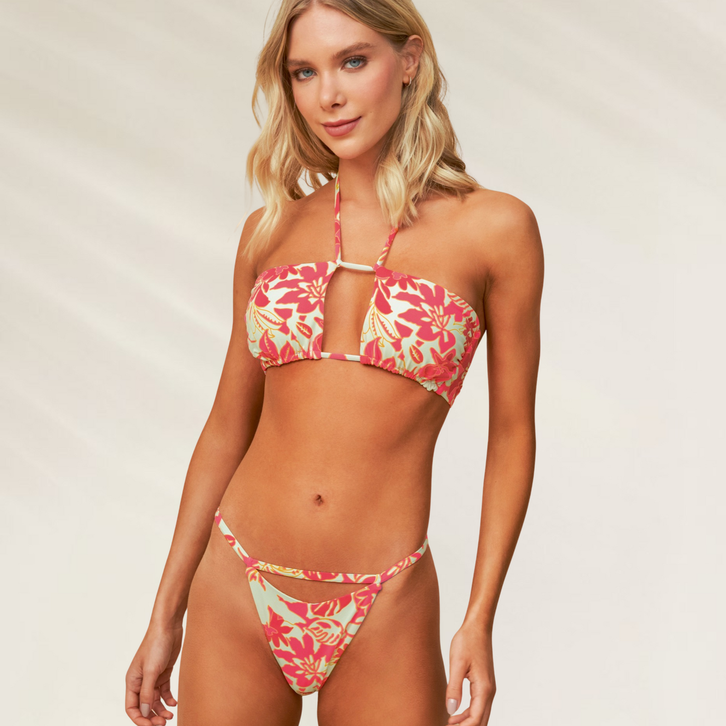 Cueca Reversível Maaji – Corte Latino Sexy e Moderno em estampa floral vermelha e amarela