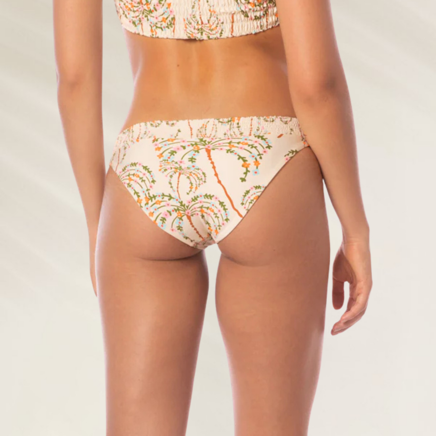 Mulher vestindo cueca de biquini Maaji com estampa floral clara Cueca Reversível Maaji Flirty – Romântica e confortável