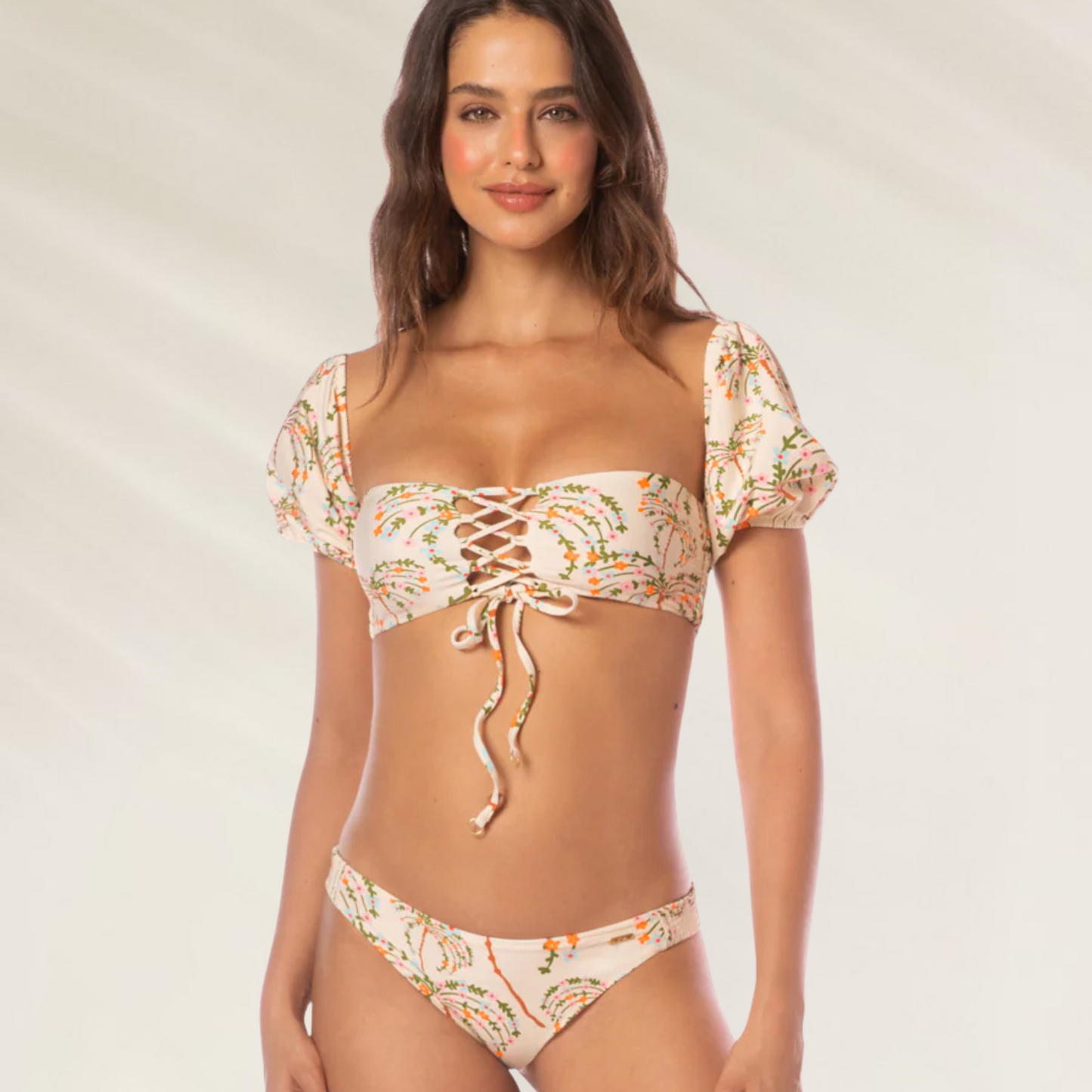 Mulher usando cueca de biquini floral branca Maaji com estampa delicada e ajuste confortável Cueca Reversível Maaji Flirty – Romântica e confortável