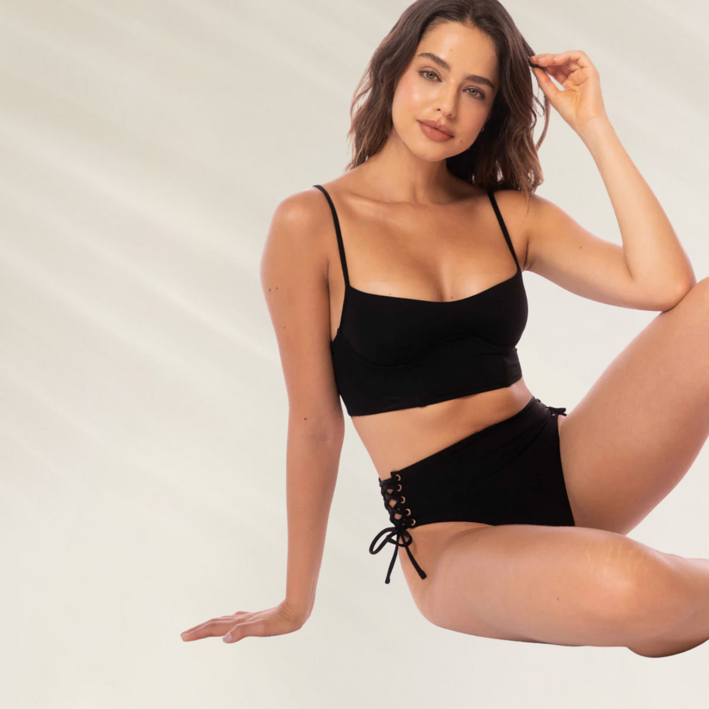 Modelo usando cueca de biquini preta com amarração lateral da Cueca Reversível Oasis Maaji
