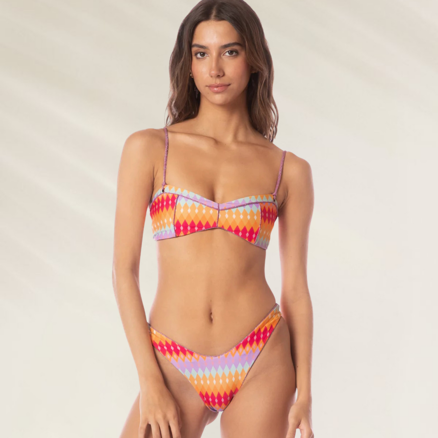 Mulher vestindo cueca de biquini com estampa colorida vibrante Cueca Reversível Splendour Maaji