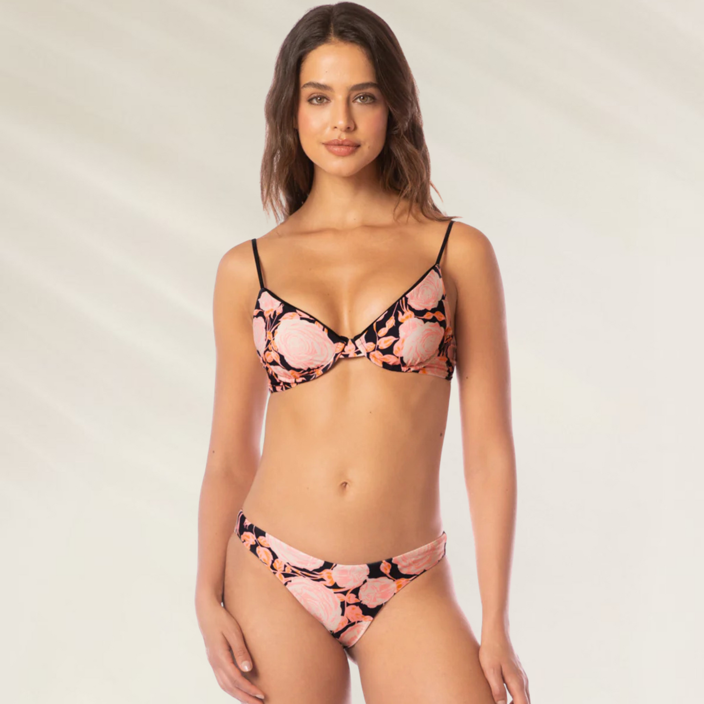 Mulher usando cueca biquíni com estampa floral em rosa e preto Cueca Sublimity Reversível Maaji