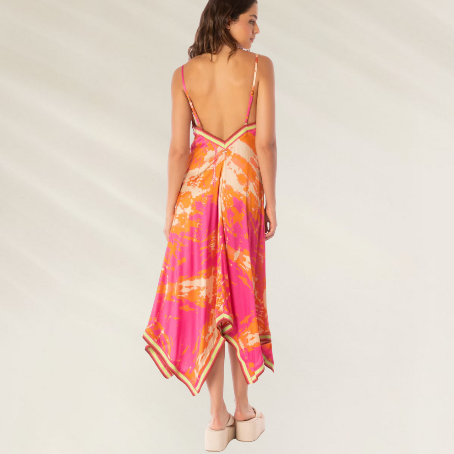 Deslumbra com cor e elegância – Vestido Maxi Euphoria da Maaji com estampa rosa e laranja e decote nas costas