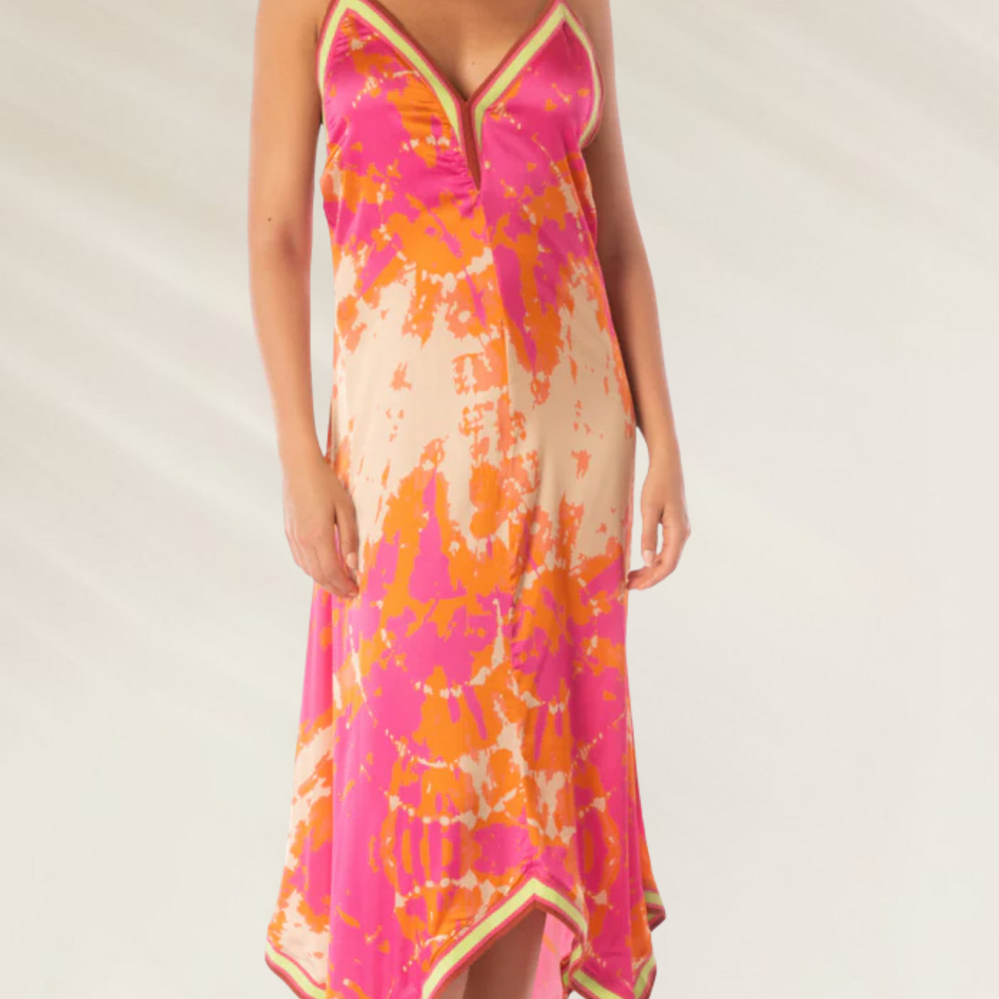 Deslumbra com cor e elegância – Vestido Maxi Euphoria da Maaji em tons vibrantes de rosa e laranja