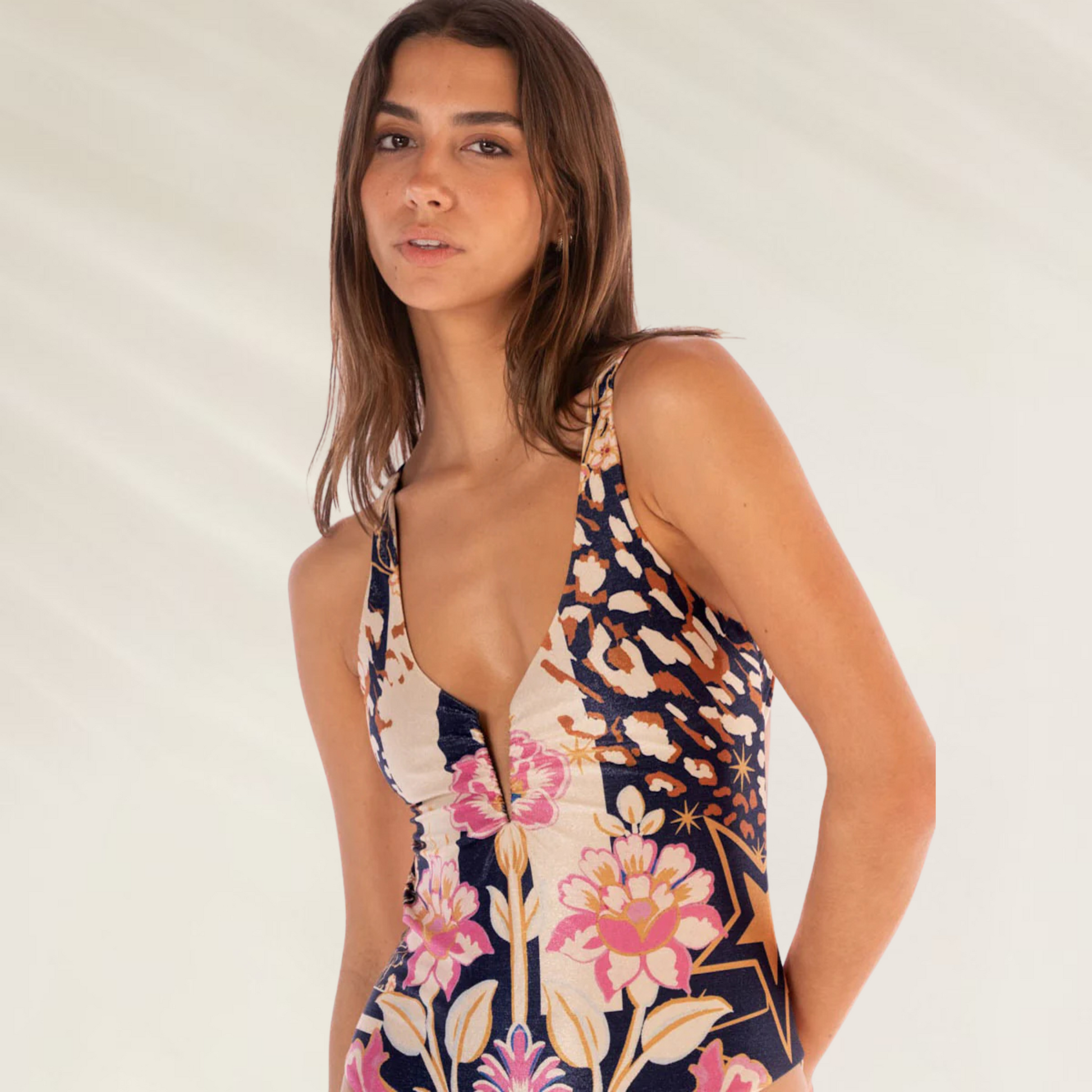 Mulher vestindo fato de banho Cassidy Reversível Maaji com estampa floral e animal print