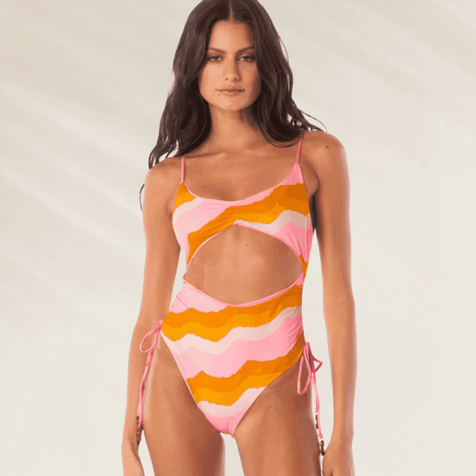 Fato de Banho Reversível Kai Maaji em rosa e laranja com recorte frontal, tiras finas e laterais ajustáveis