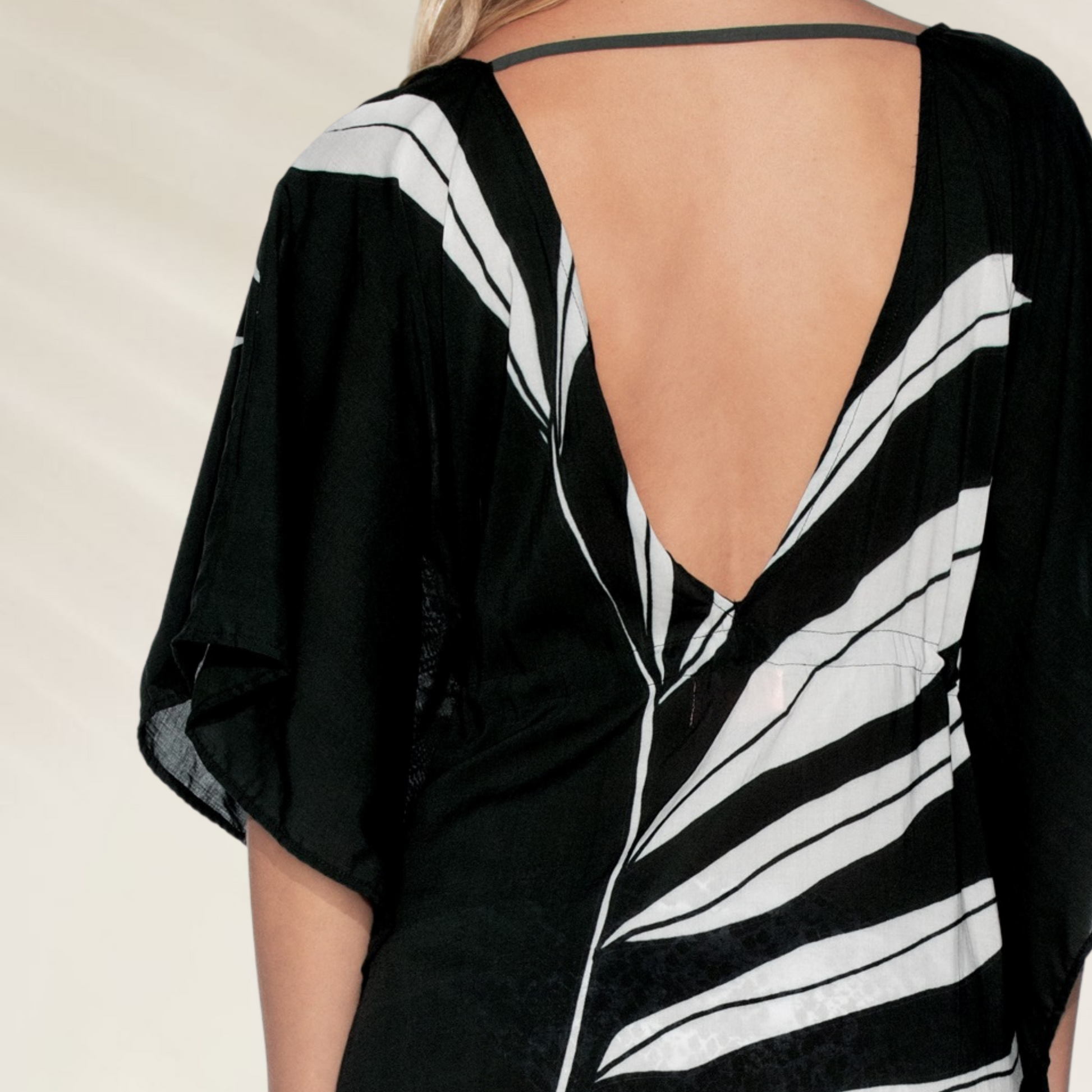 Kaftan Curto Estampado Maaji em preto com detalhes brancos e decote profundo nas costas