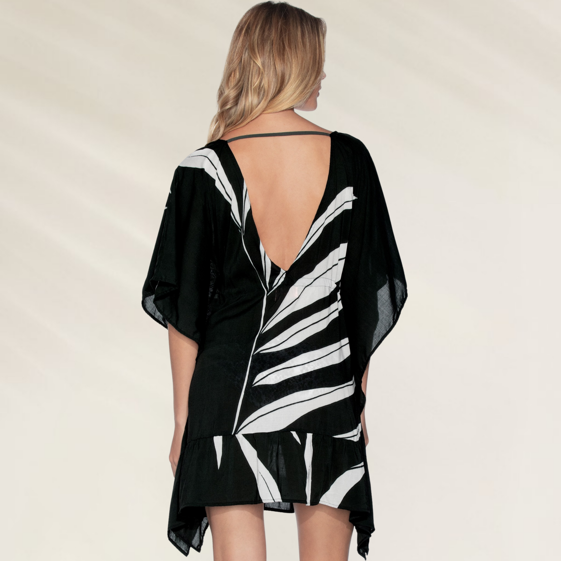 Kaftan Curto Estampado Maaji preto com estampas brancas e decote profundo nas costas