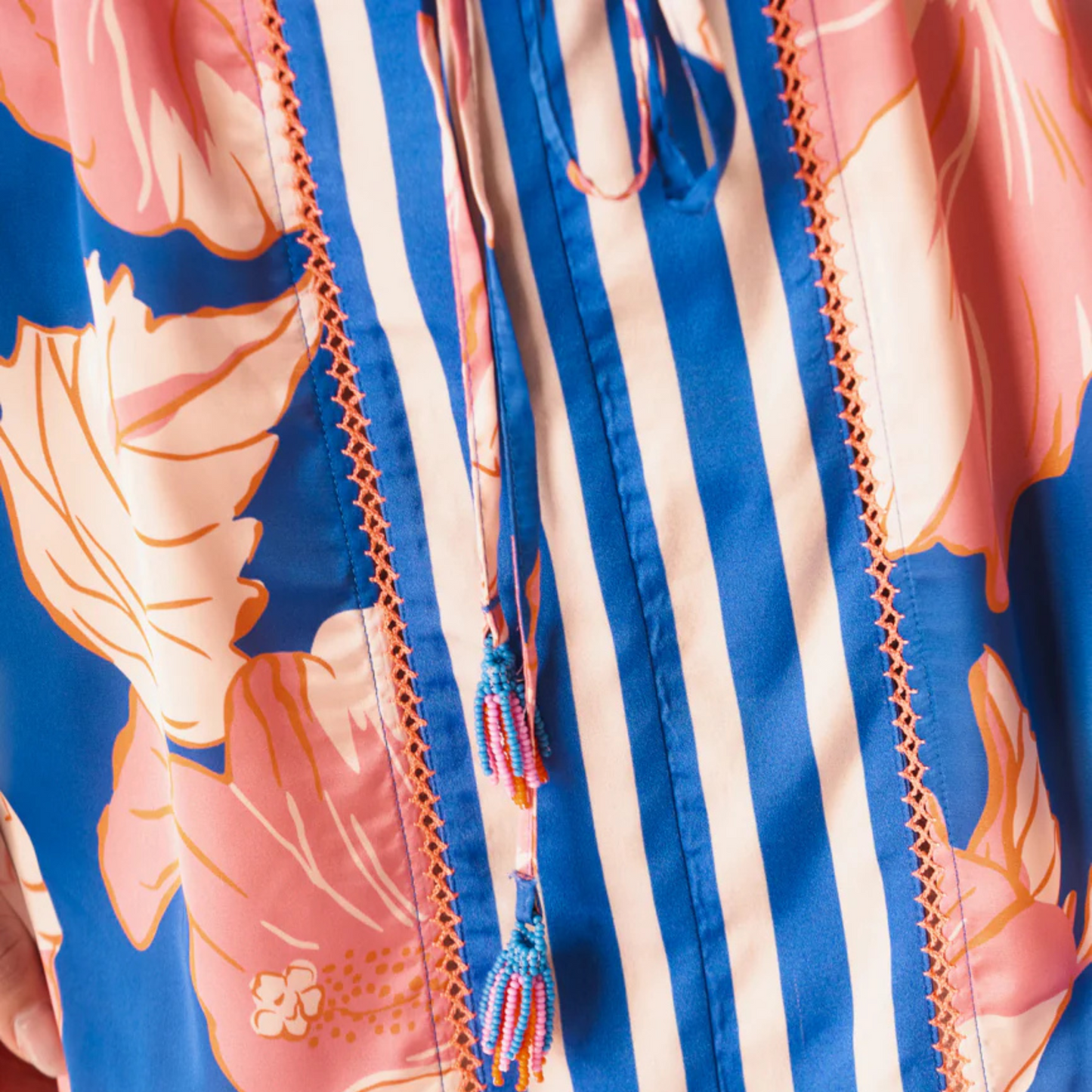 Detalhe do tecido estampado do Kaftan Enjoyable Maaji – Elegância Tropical com Toque de Luxo em azul e rosa