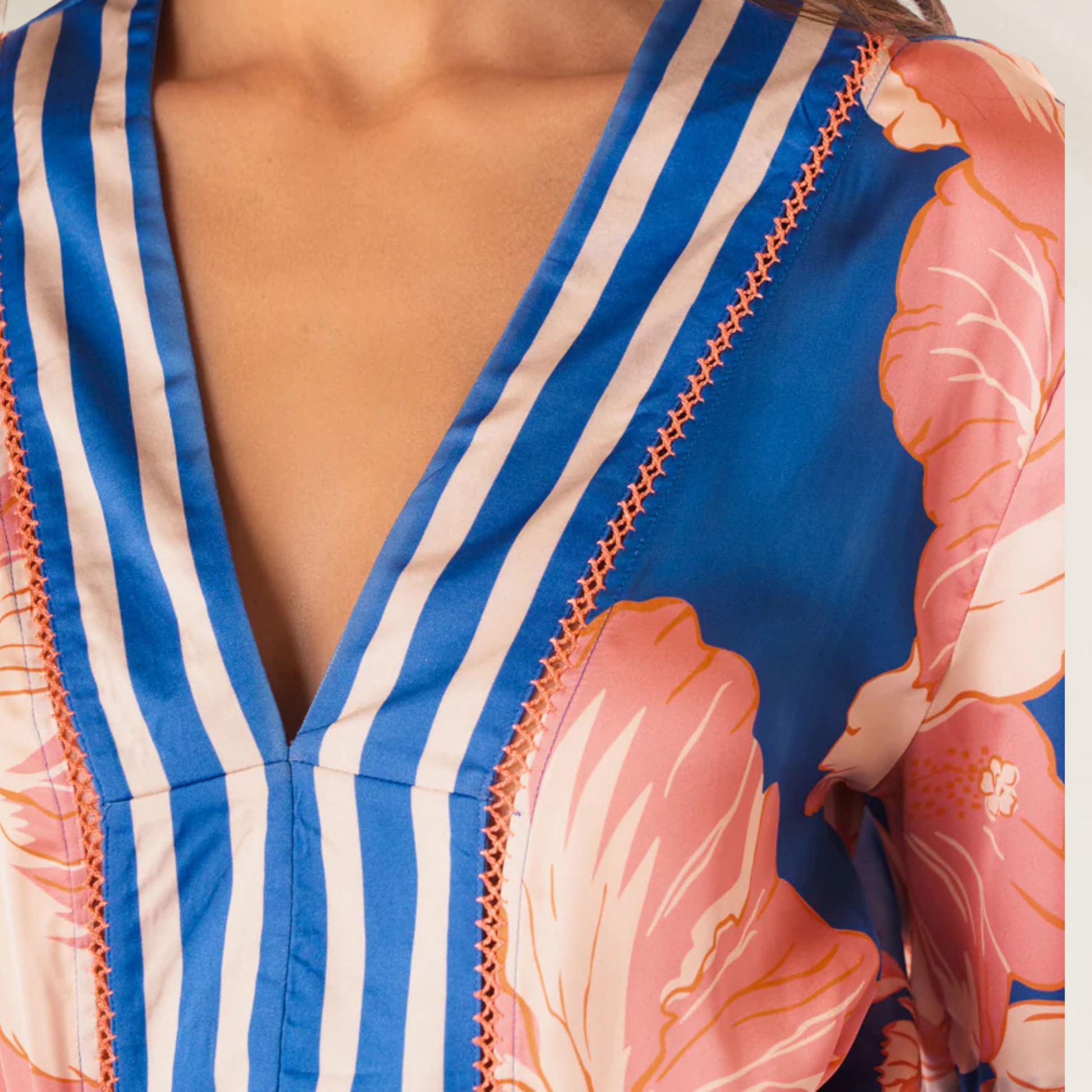Kaftan Enjoyable Maaji – Elegância Tropical com Toque de Luxo em estampa azul com flores rosas