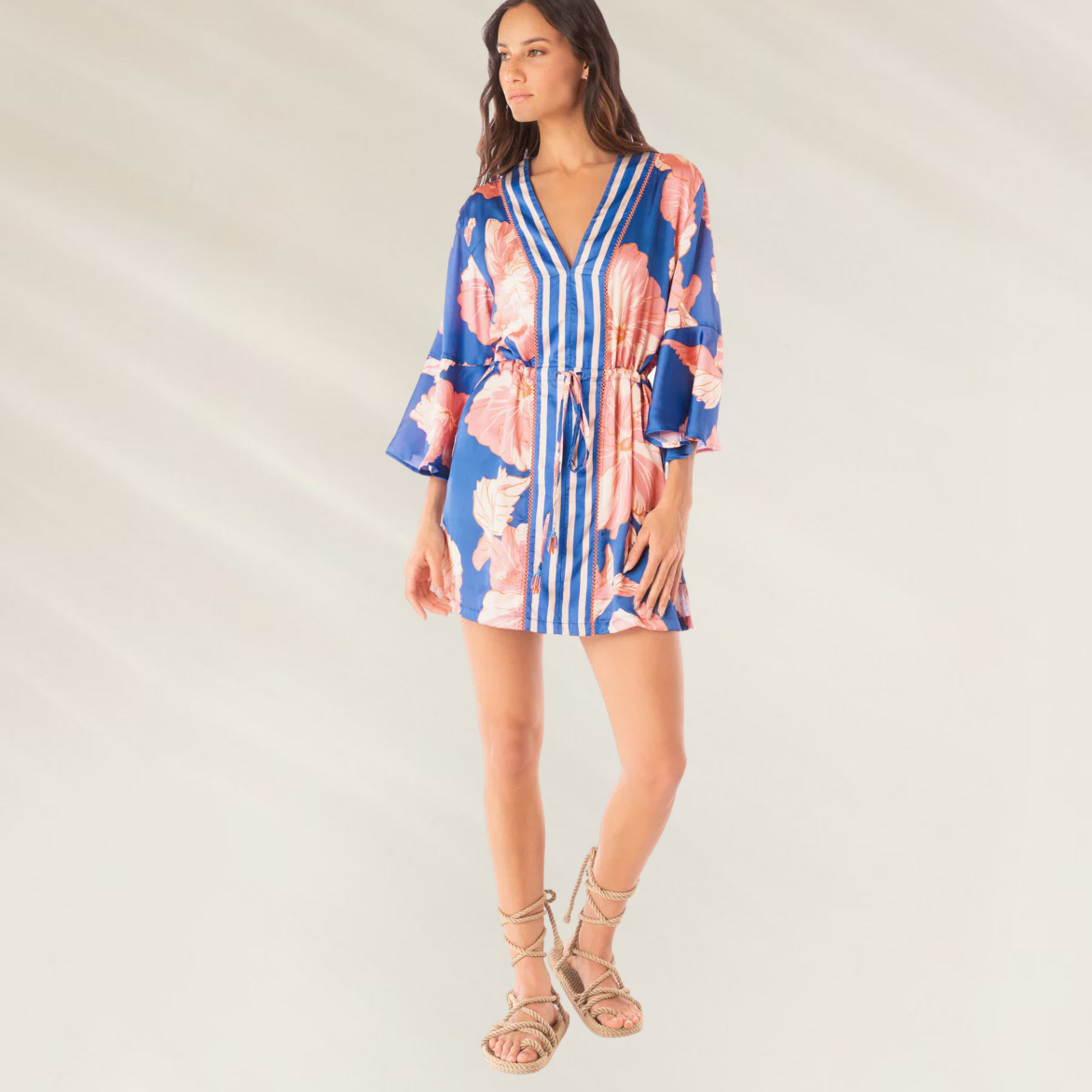 Mulher vestindo kaftan floral azul e rosa Maaji Kaftan Enjoyable Maaji – Elegância Tropical com Toque de Luxo