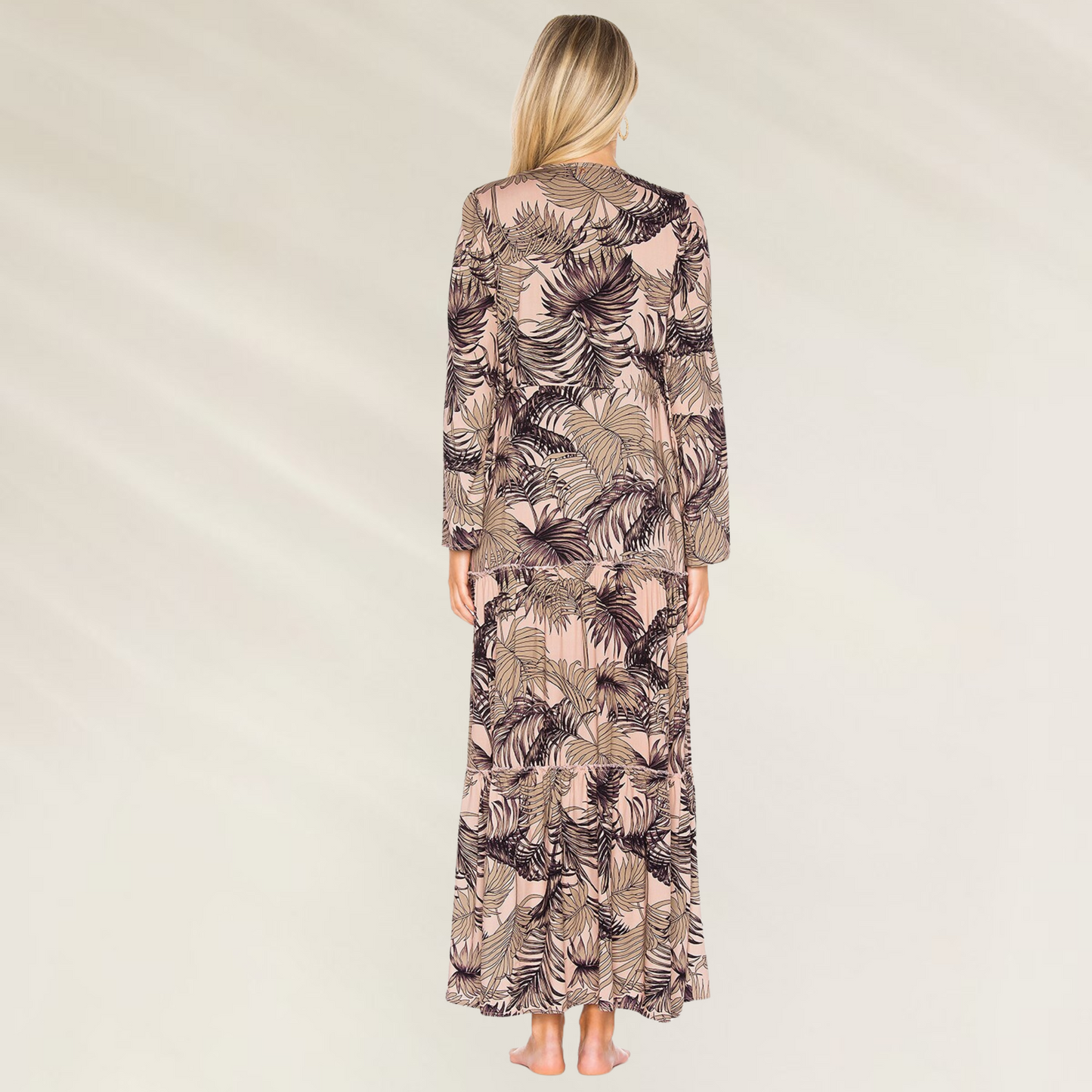 Kimono comprido em viscose Maaji com estampa tropical em tons terrosos na parte traseira