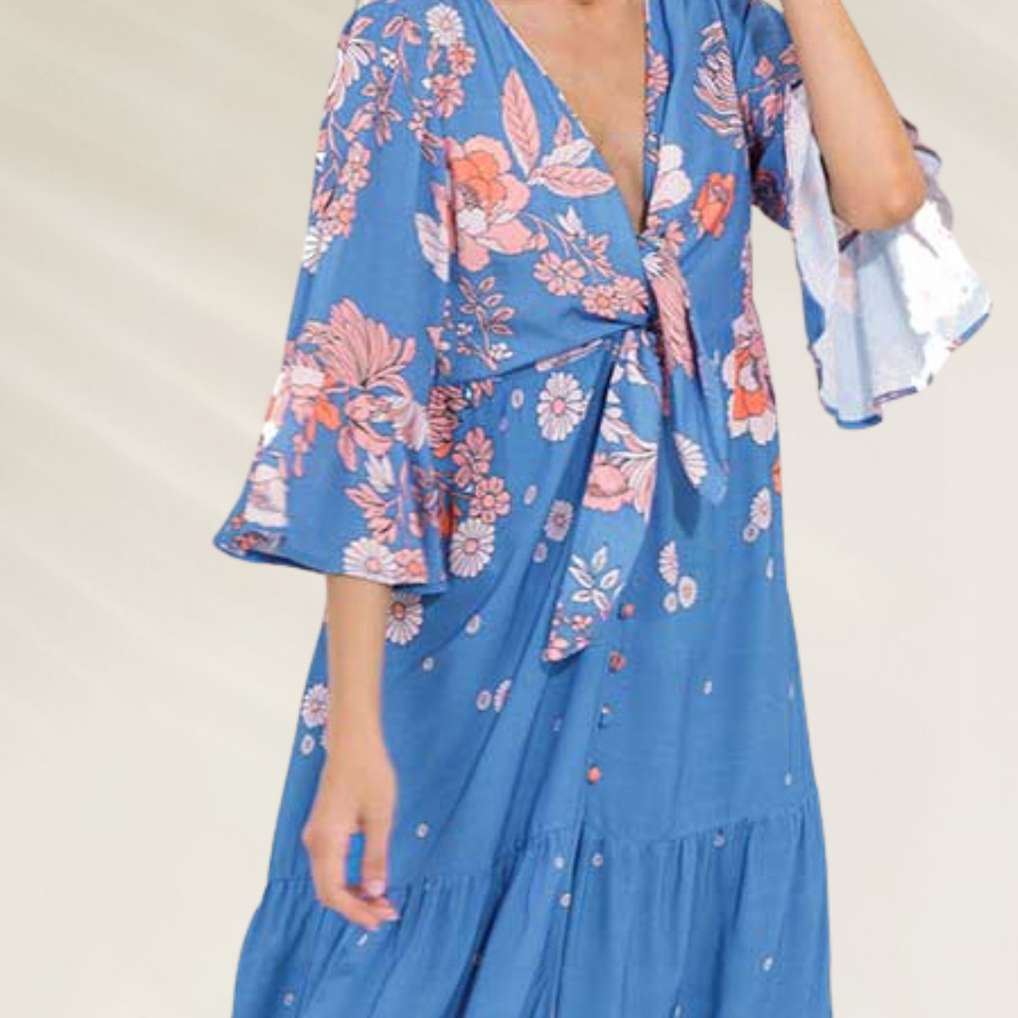 Kimono Longo Floral Maaji – Um Toque de Elegância à Beira-Mar com estampa azul e flores rosa