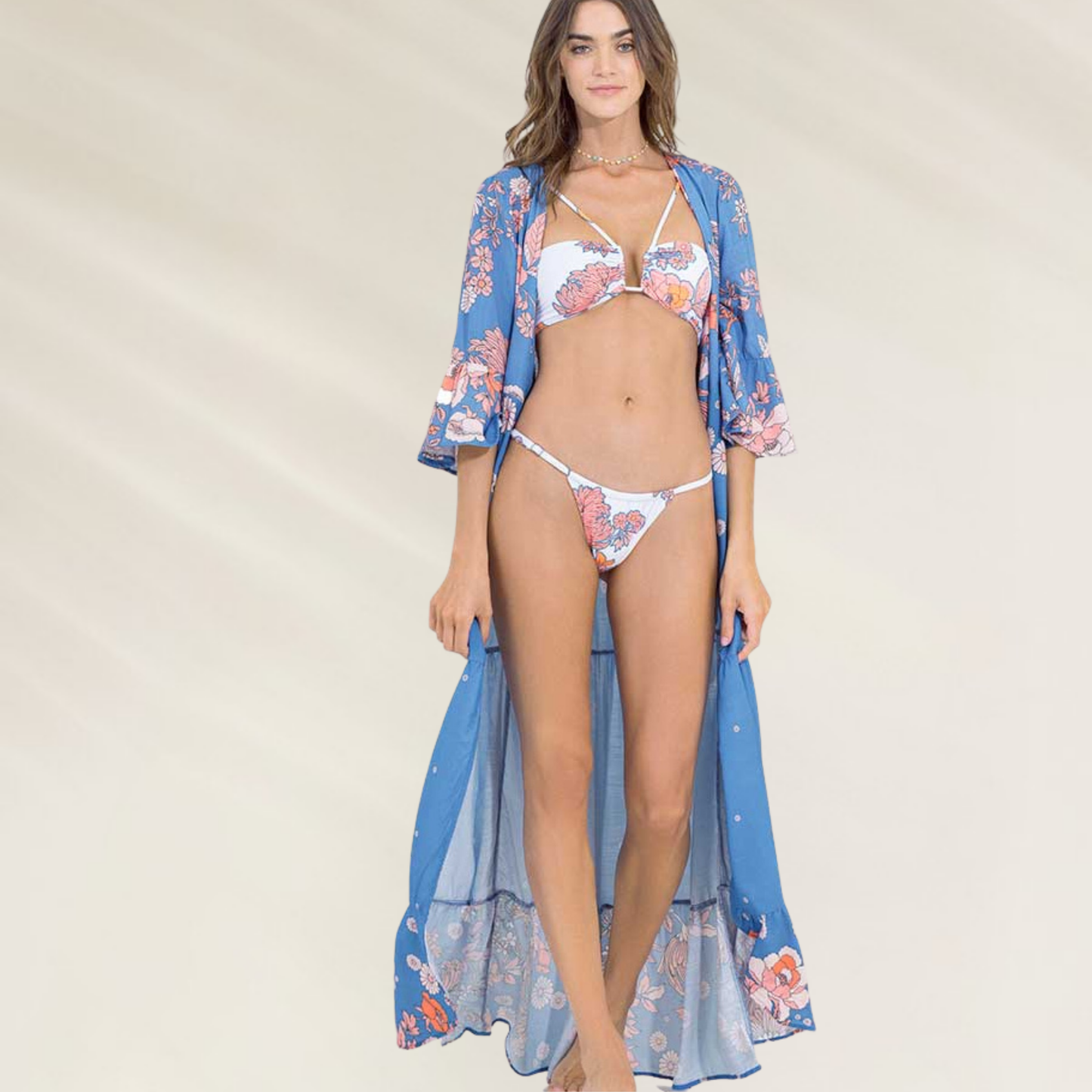 Kimono Longo Floral Maaji – Um Toque de Elegância à Beira-Mar com estampa floral azul e rosa